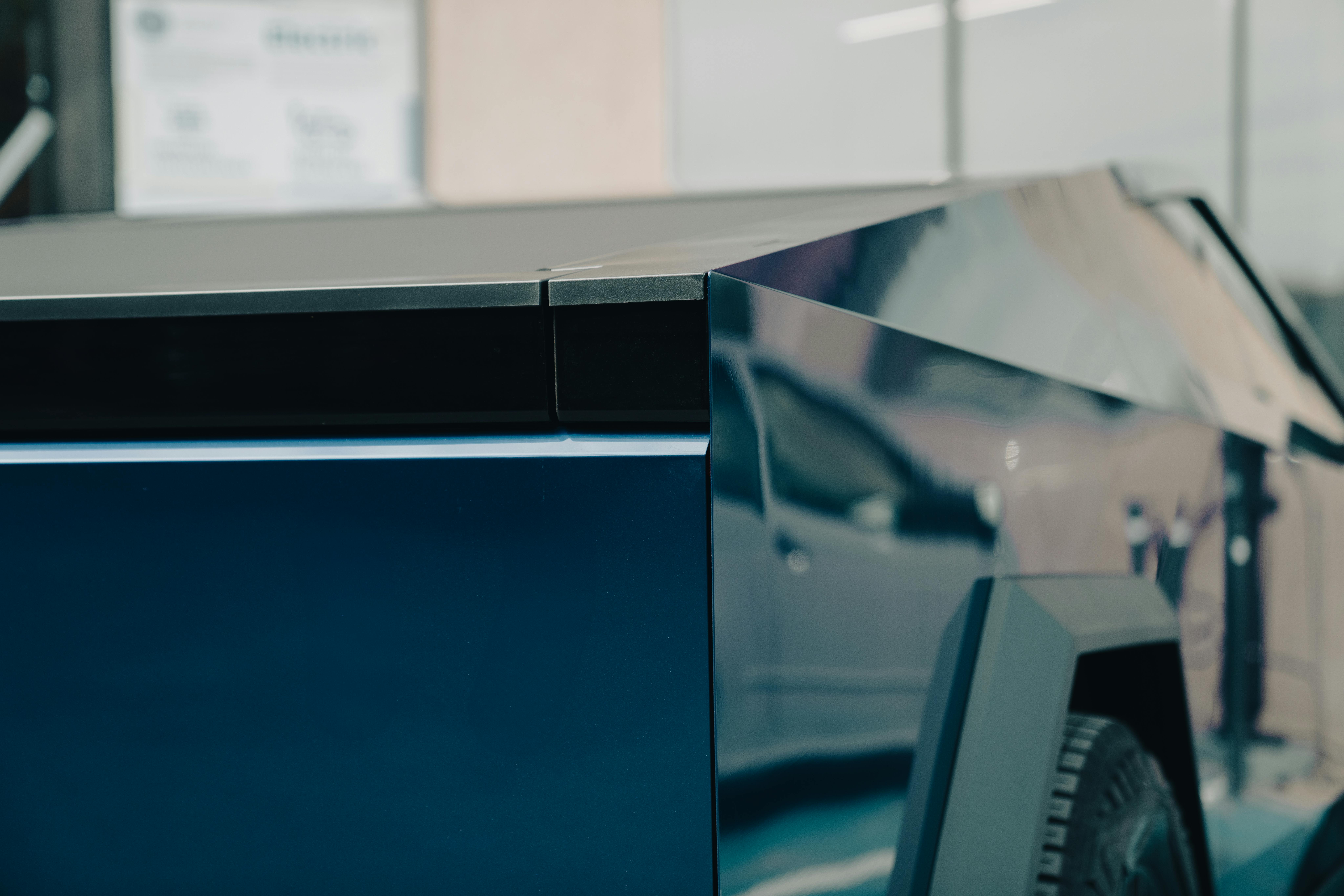 бесплатная подробный крупный план современного дизайна Cybertruck Стоковое фото