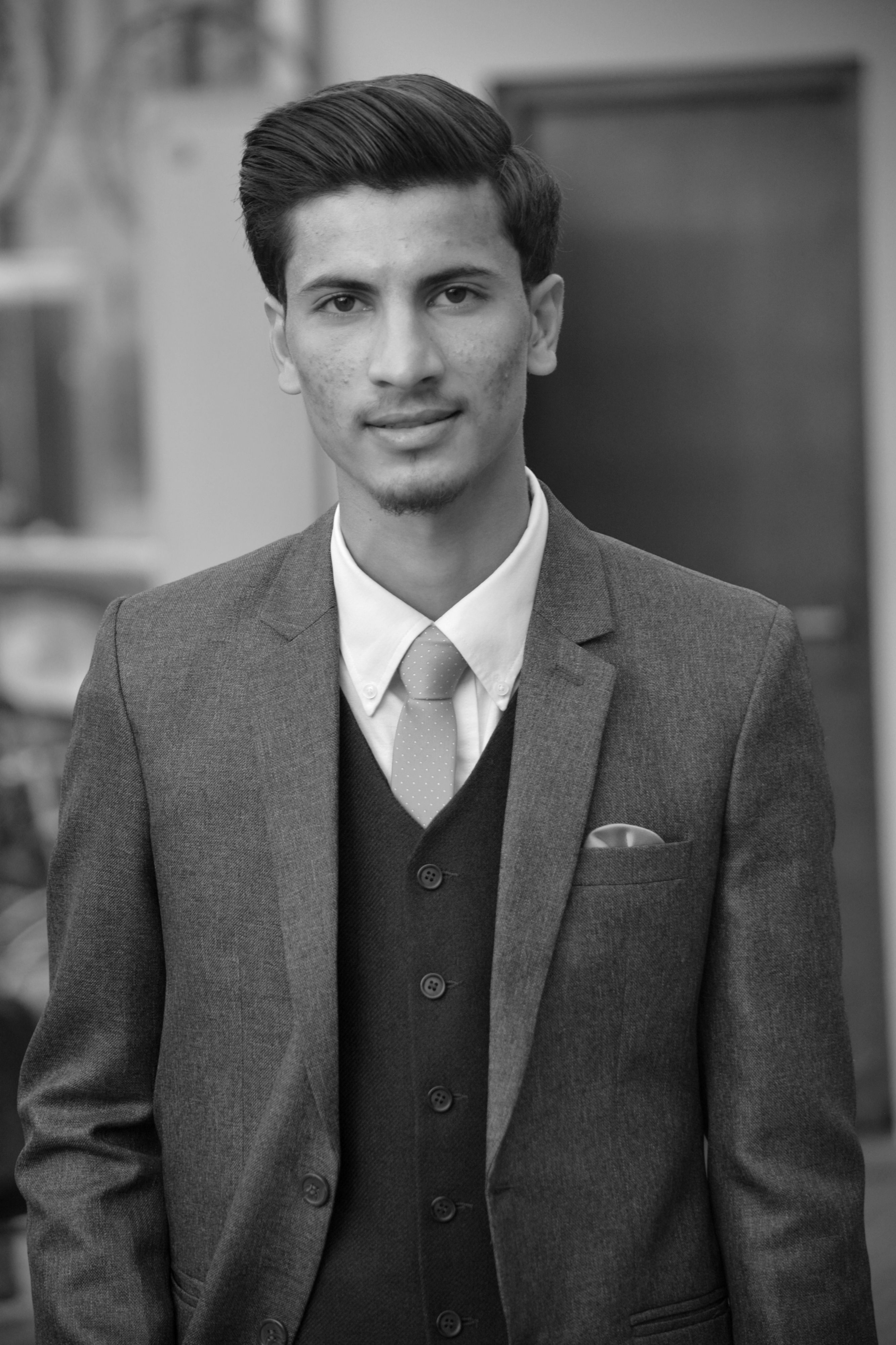 Retrato En Blanco Y Negro De Un Joven Con Traje Formal · Foto de stock ...