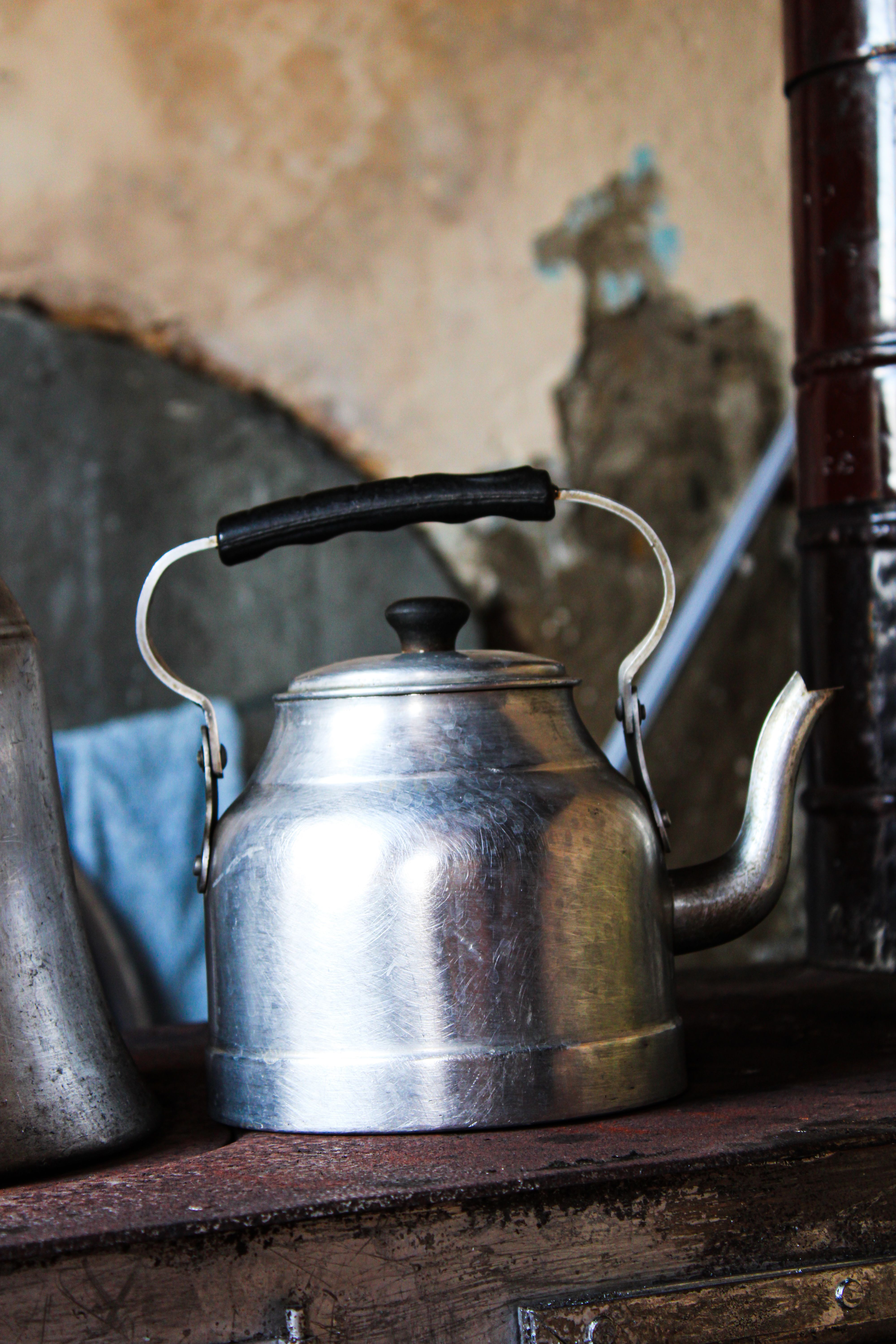 A classic metal teapot sits on a rustic surface, evoking a sense of nostalgia in Trabzon, Türkiye.