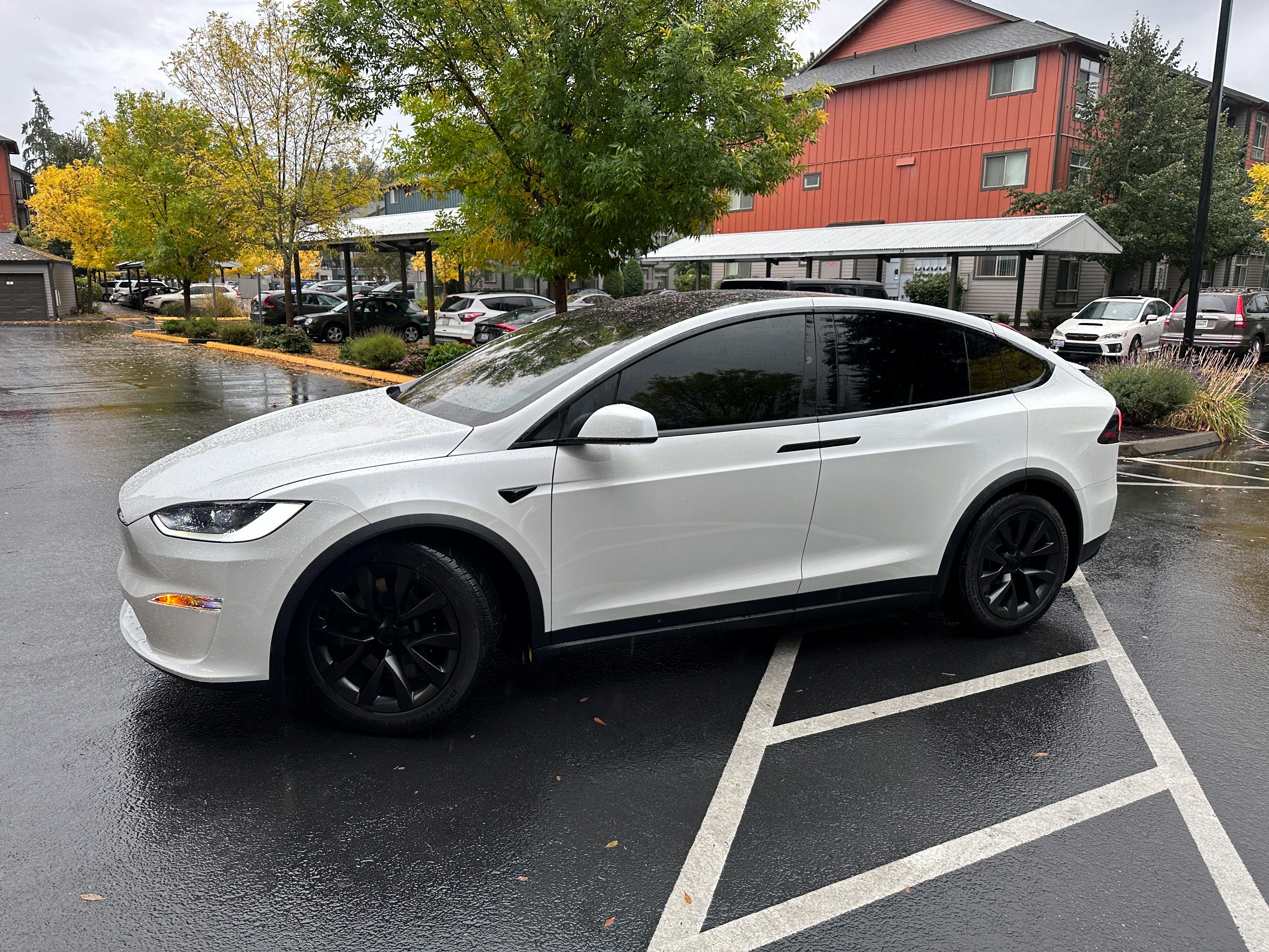 Free White Electric SUV Parked on Rainy Day in Seattle Stock Photo