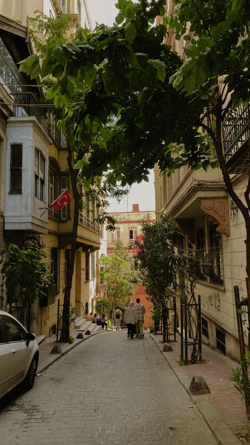 Free Picturesque street in Istanbul, featuring lush greenery and historic architecture. Stock Photo