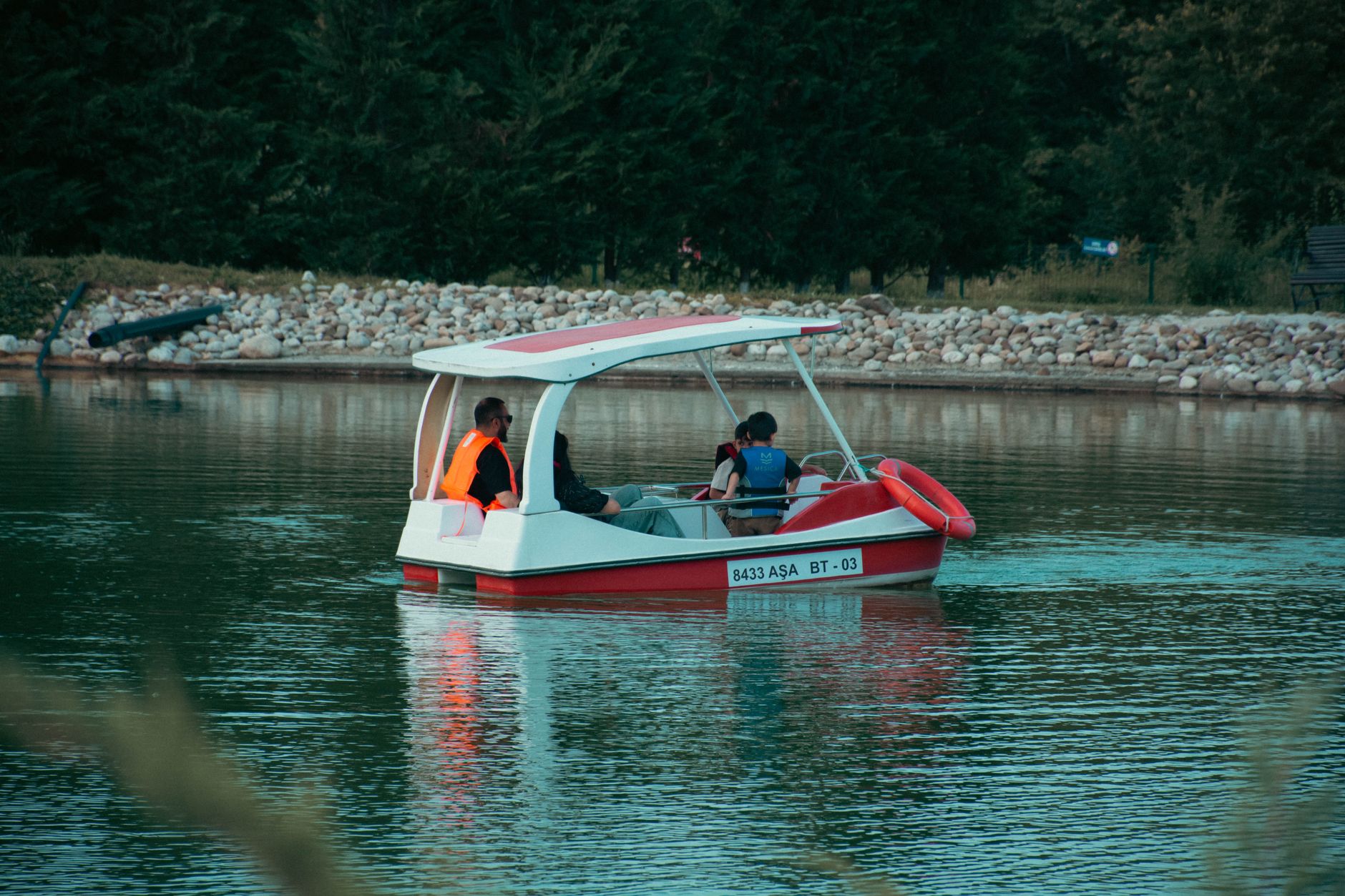 Enjoy sloep boating in a light rain shower