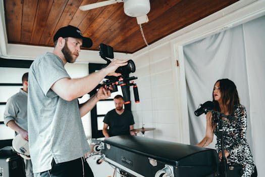 乐队在舒适的房间内排练并拍摄音乐视频的坦率后台视图