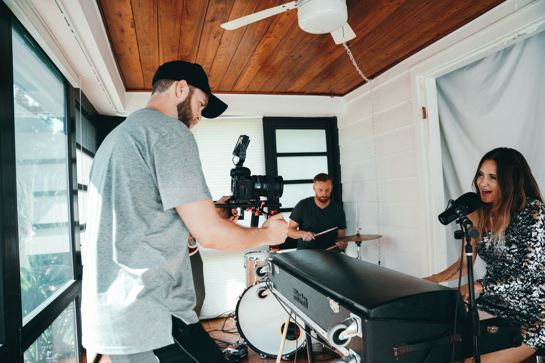 Artiste filmée pendant le tournage d'un clip musical