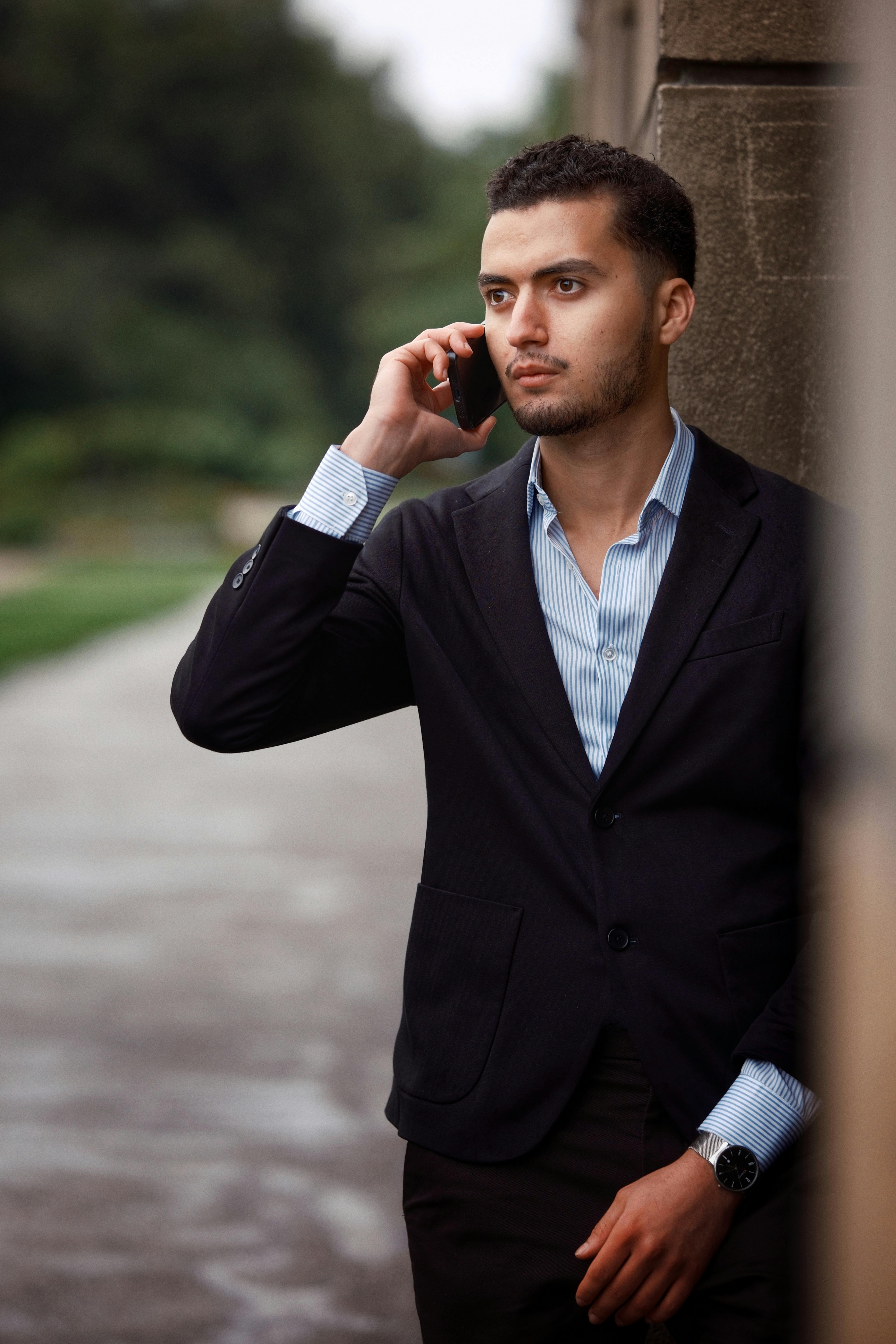 Ilmainen Nuori Ammattilainen, Joka Käyttää älypuhelinta Ulkona Kuvapankkikuva