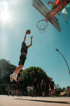 Exciting basketball action under sunny skies in Brasília, Brazil.
