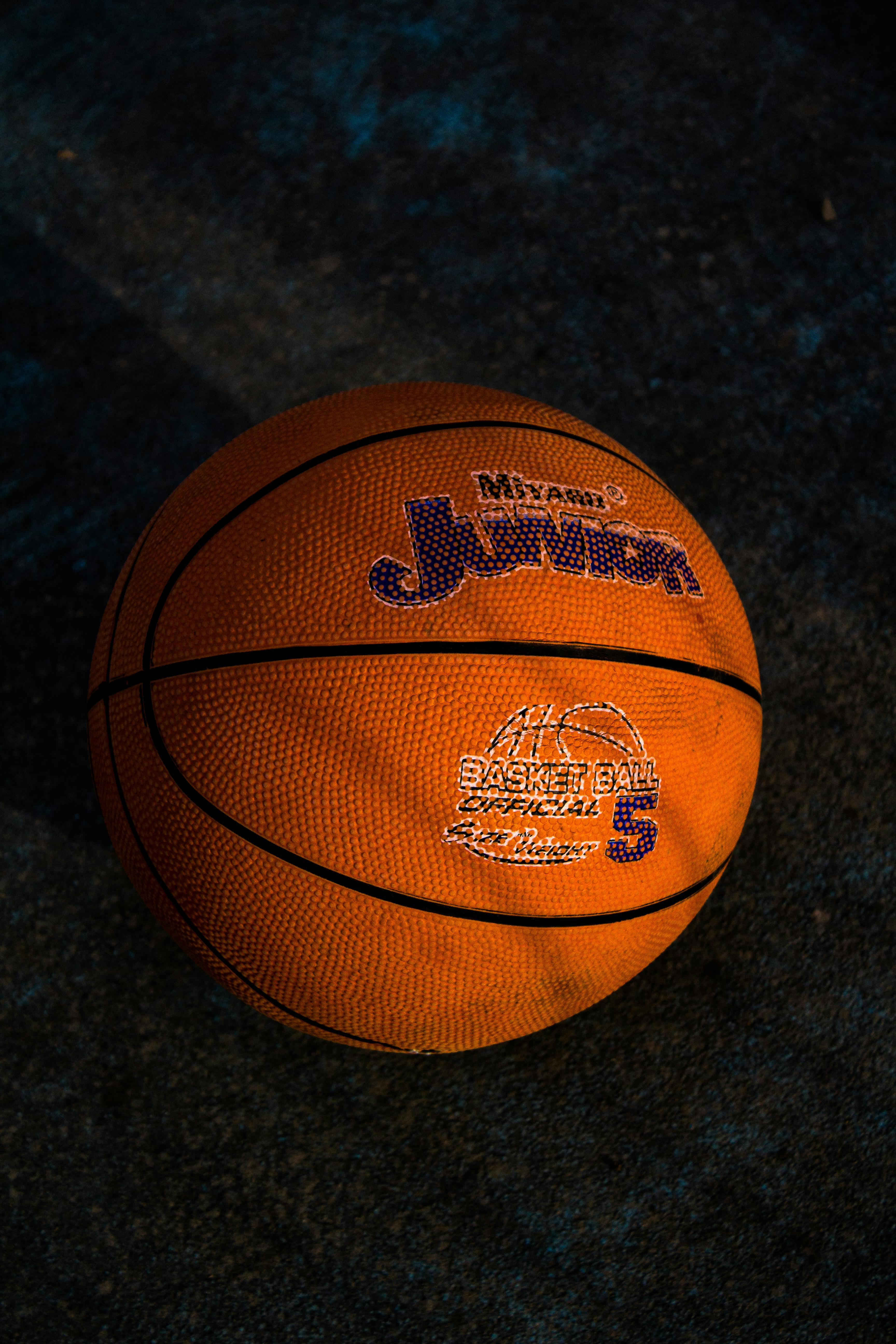 Gratuit Gros Plan D'un Ballon De Basket Sur Une Surface De Terrain Dans L'ombre Photos