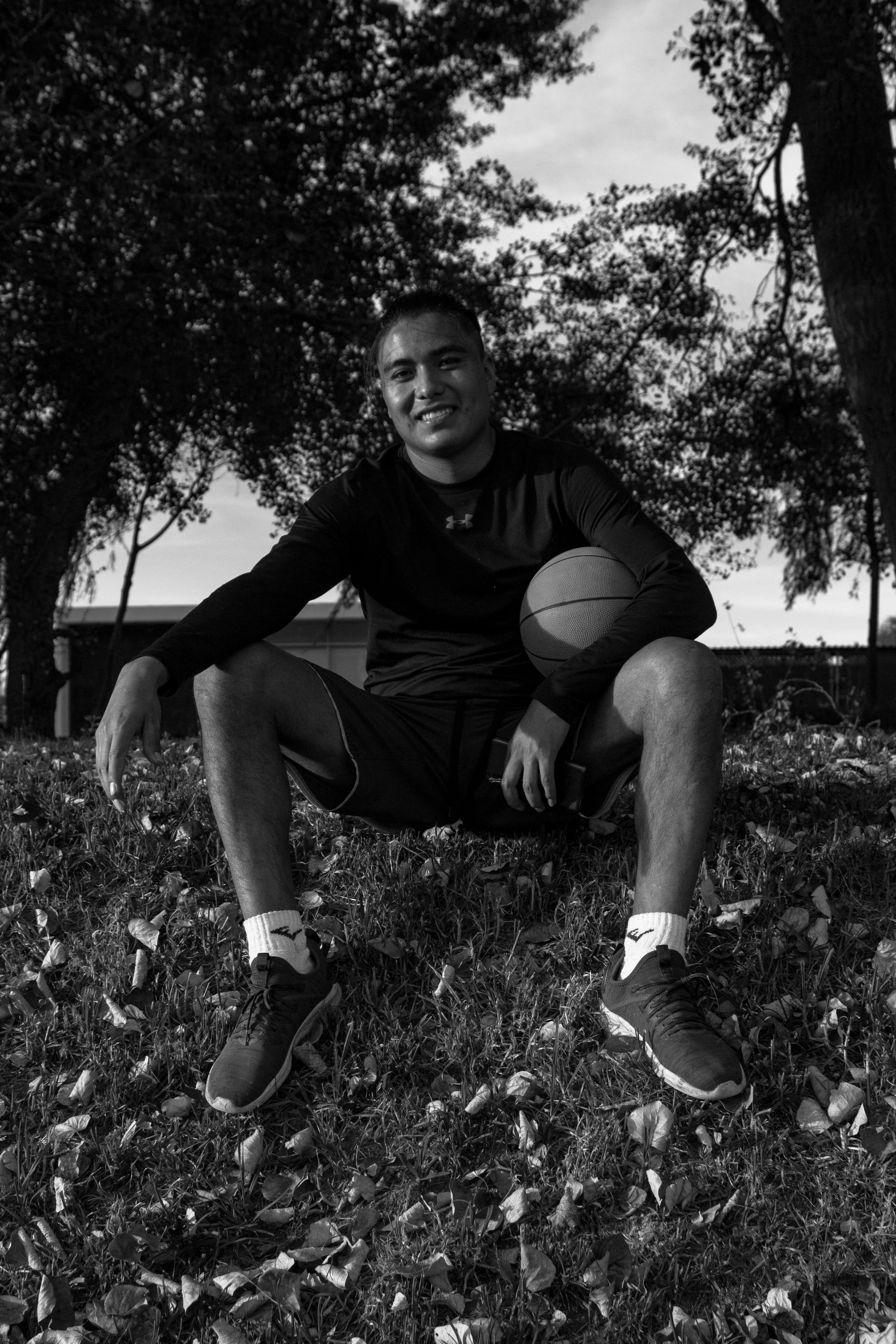 gratis Zwart Witportret Van Een Basketballer Buiten Stockfoto