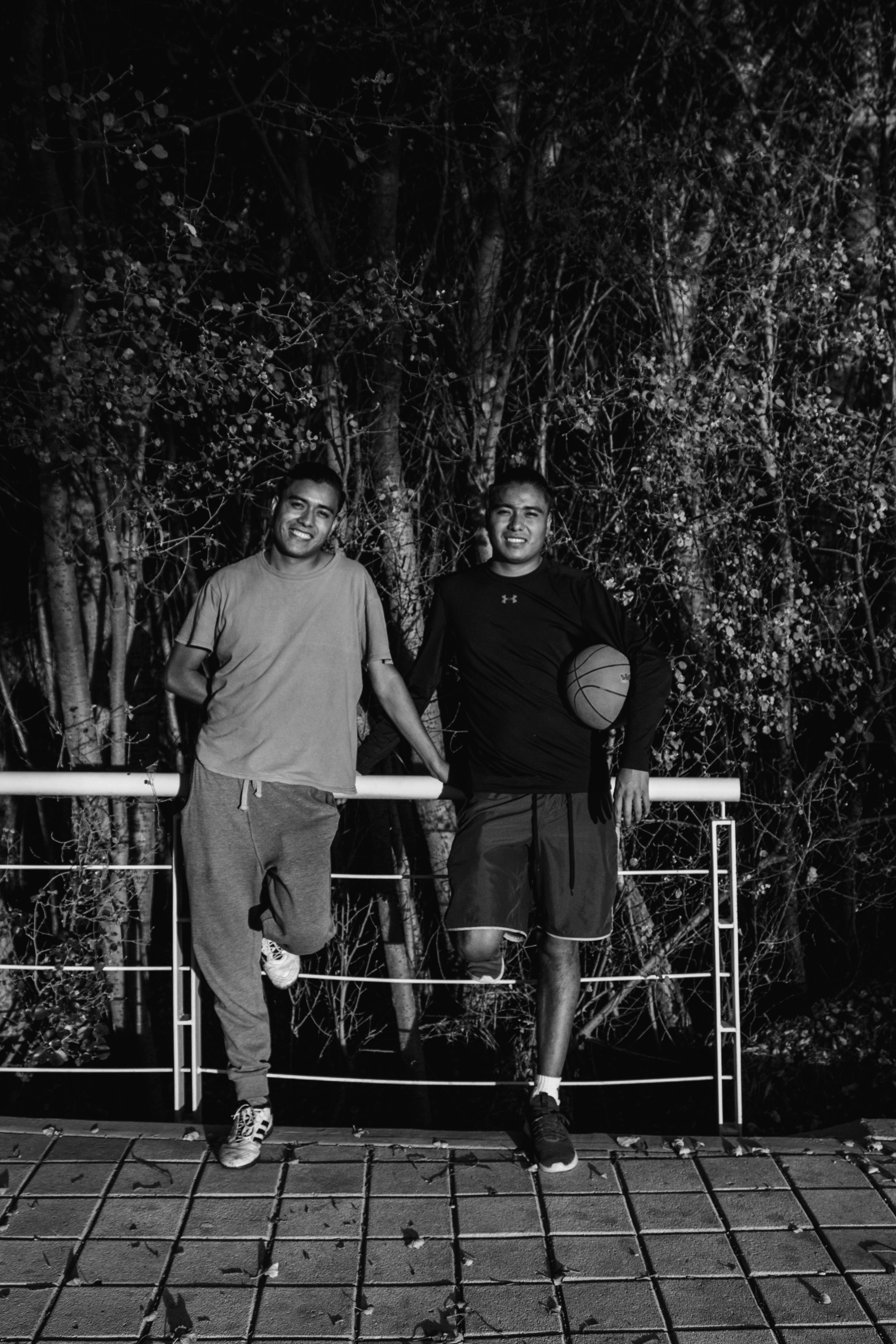 bezplatná Černobílý Portrét Basketbalových Nadšenců Základová fotografie