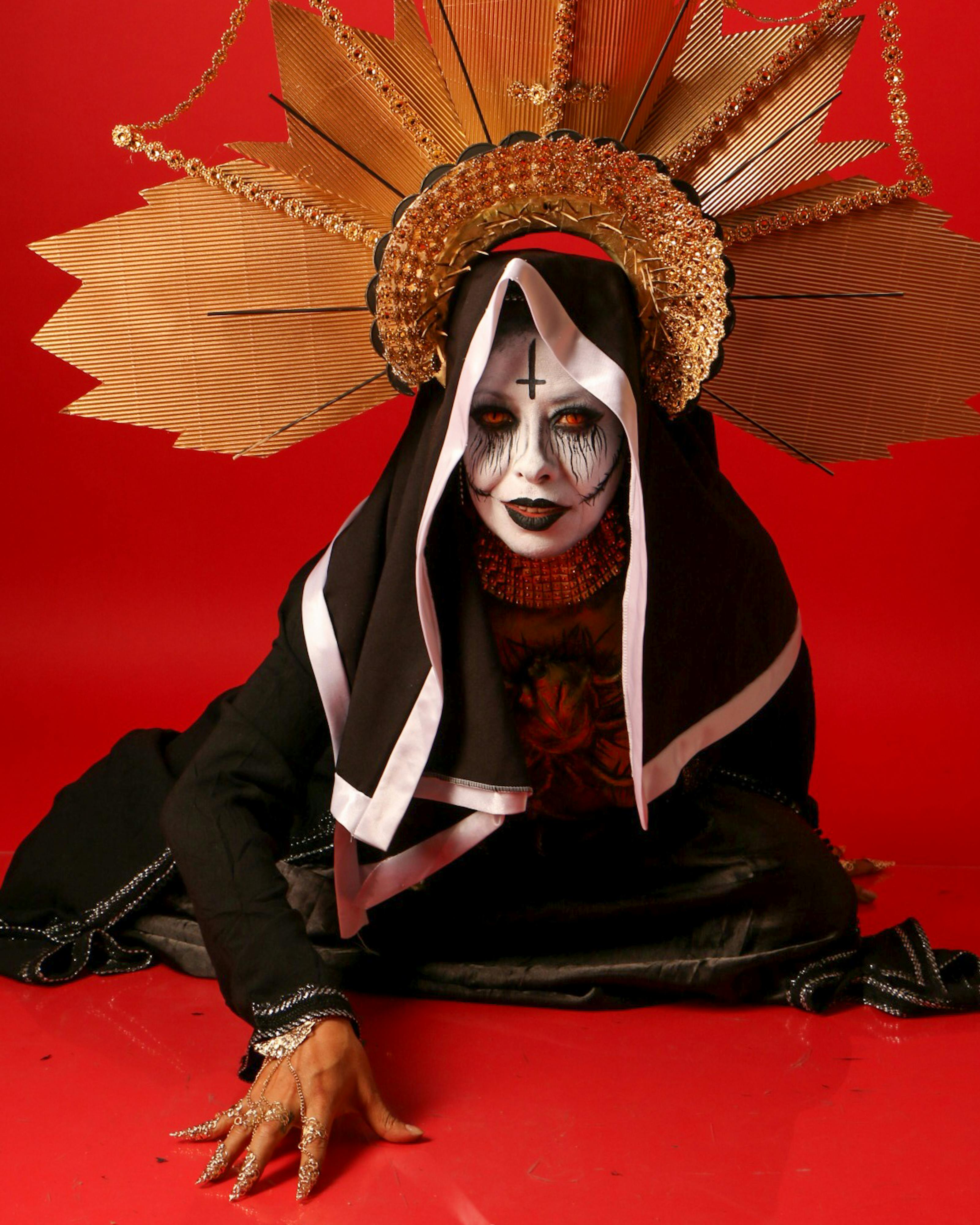 Gratuit Costume Gothique Dramatique Avec Coiffe Ornée Photos