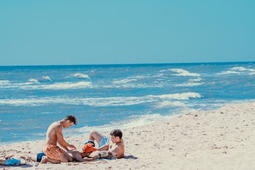 三个朋友在阳光明媚的海边沙滩上享受了一天