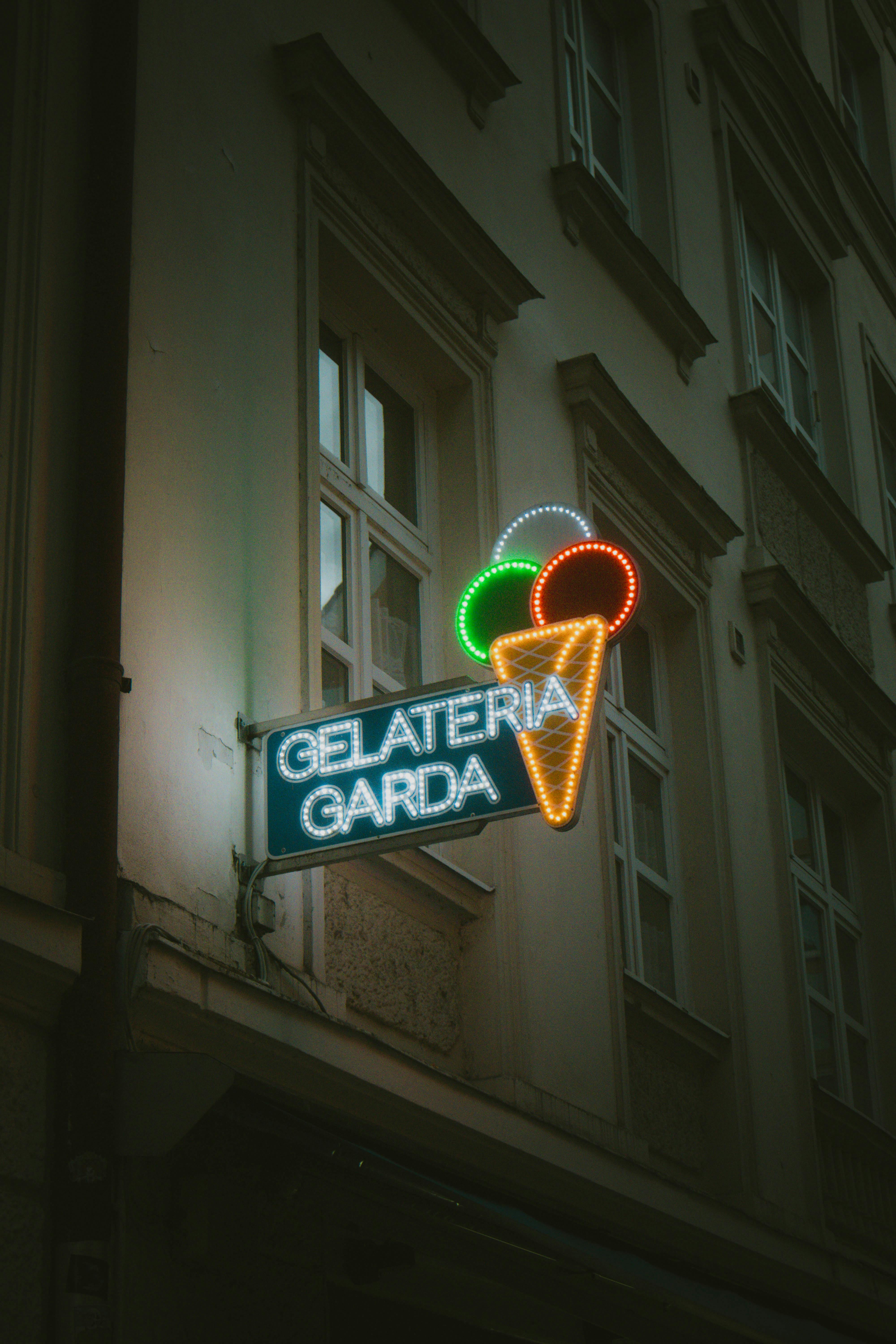 grátis Cena Noturna Melancólica De Letreiro De Gelateria Em Prédio Urbano Foto profissional
