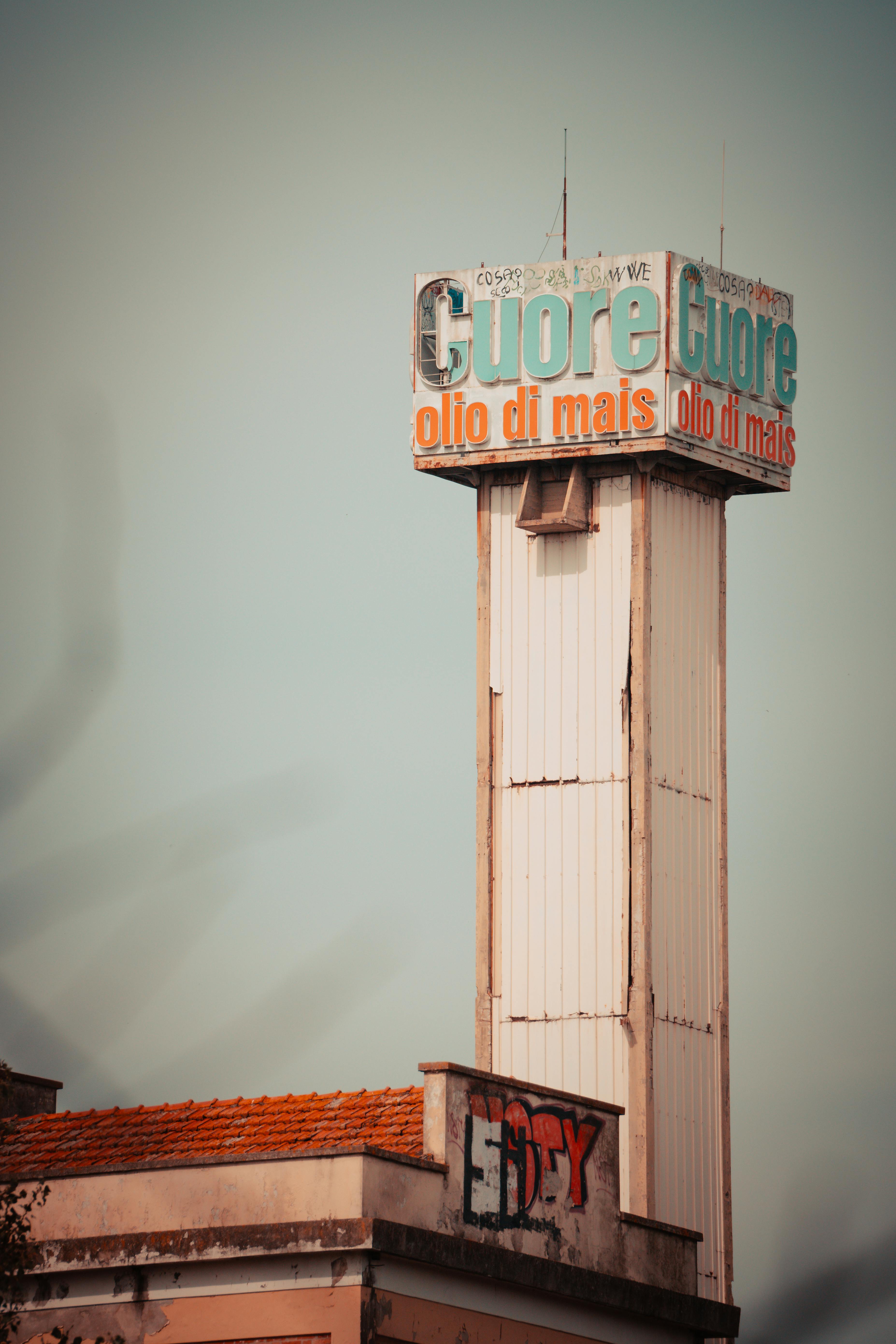 бесплатная Старинная промышленная башня с итальянской вывеской Стоковое фото