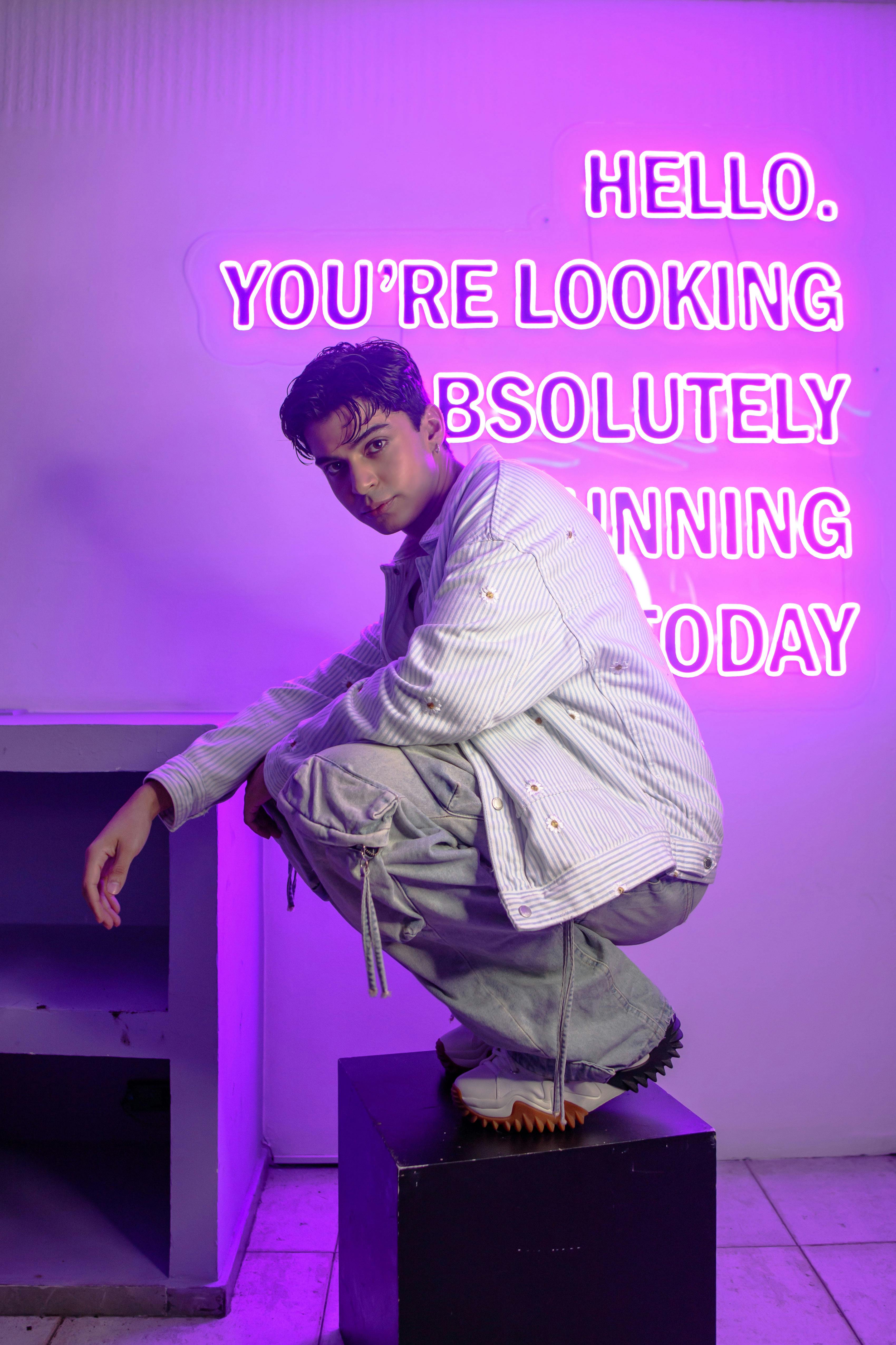 Gratuit Portretul Unui Bărbat Cu Lumini De Neon în Cdmx Fotografie de stoc