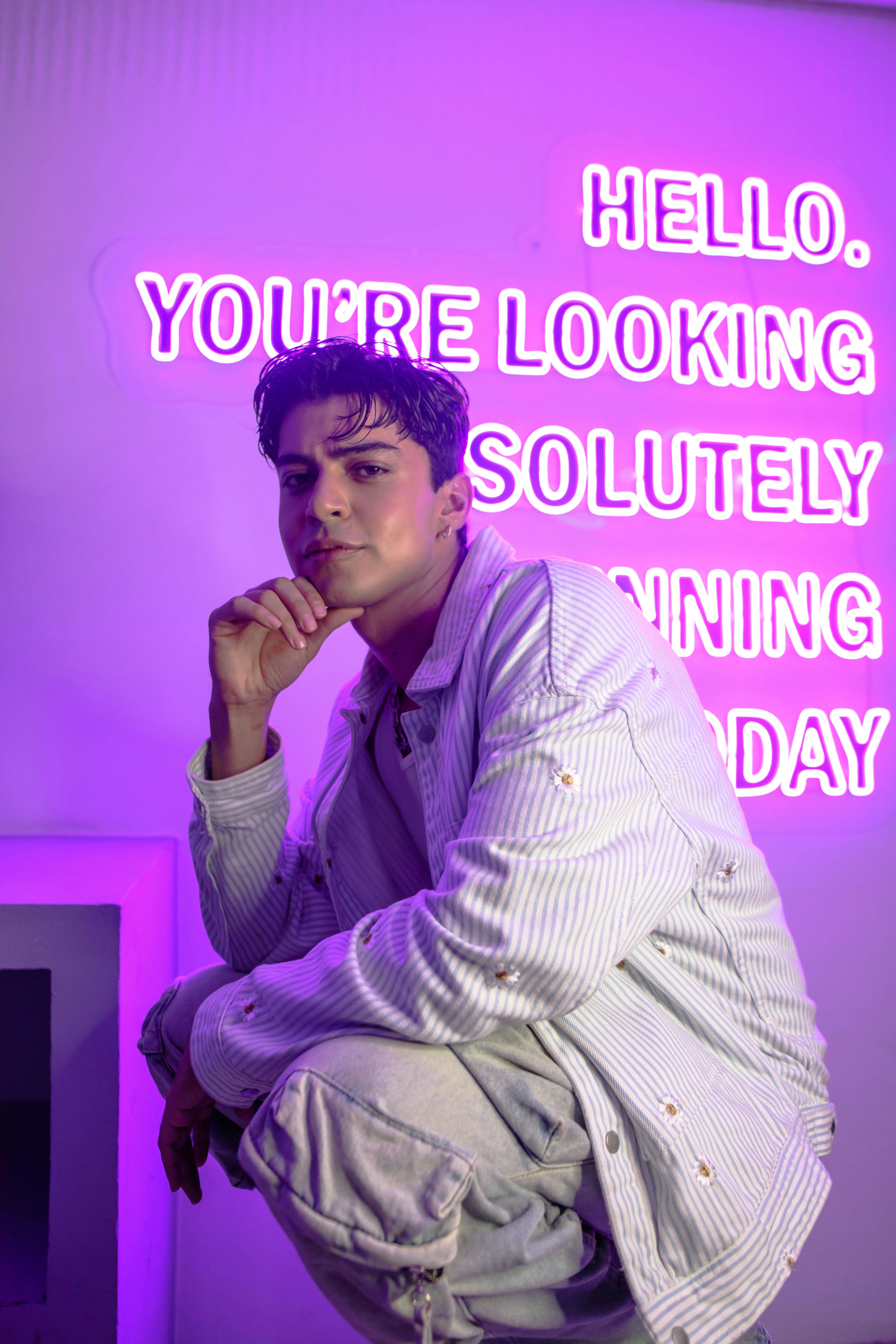 Gratis Pria Berpose Dengan Tanda Neon Di Lingkungan Perkotaan Foto Stok