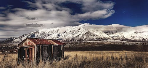 昼間の雪をかぶった山々の風光明媚な写真