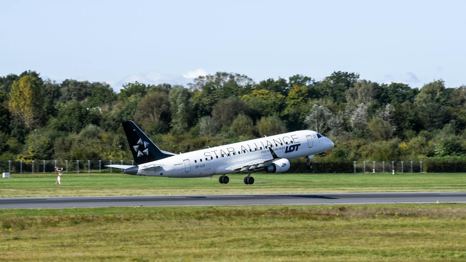 Star Alliance Plane Taking Off from Hamburg Airport