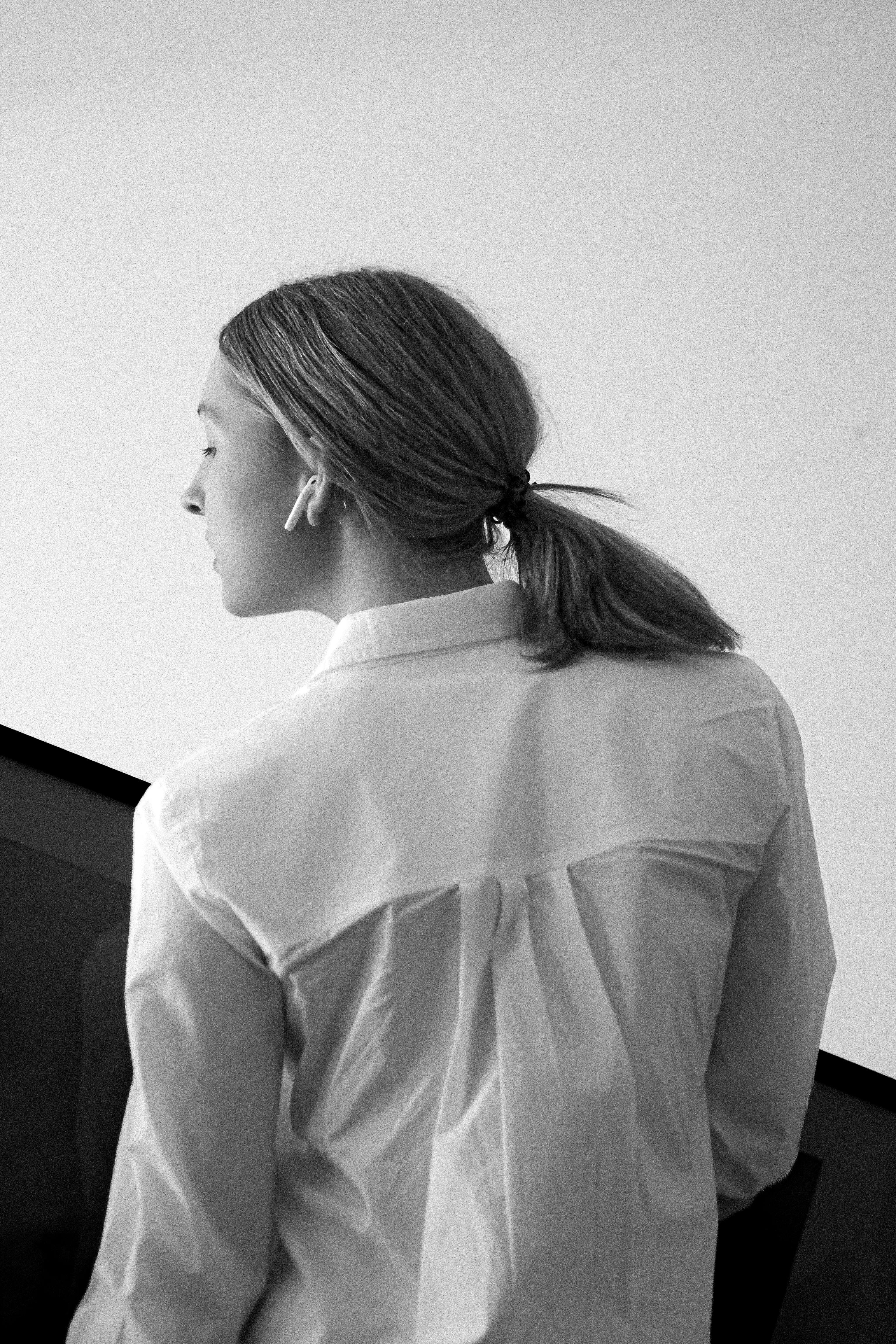 免費 簡約環境中沉思的女人 圖庫相片