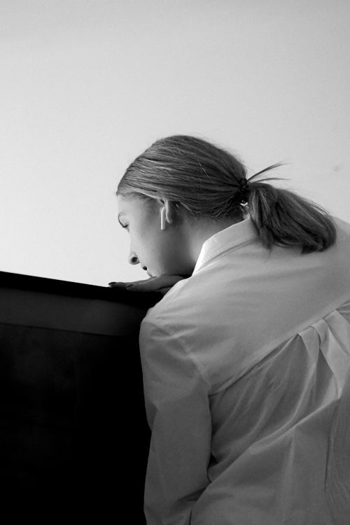 Free Thoughtful black and white portrait of woman lost in reflection, creating a contemplative mood. Stock Photo