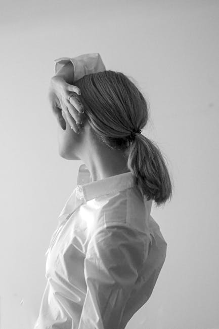 Elegant pose of a woman in profile, in black and white.