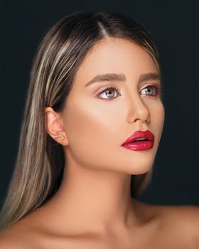 Elegant portrait of a woman with red lips and blonde hair, exuding style and beauty.