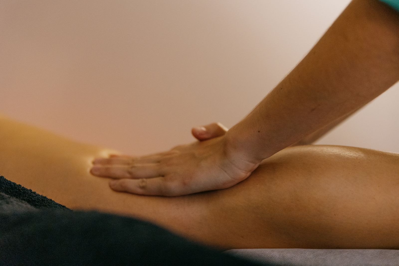 Bright clinical consultation for neck and shoulder support planning