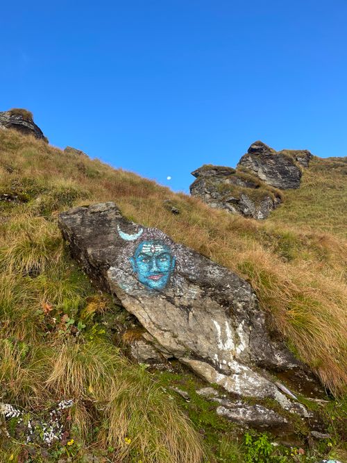 Free Colorful rock art of Lord Shiva in the Himalayan terrain under a clear blue sky. Stock Photo