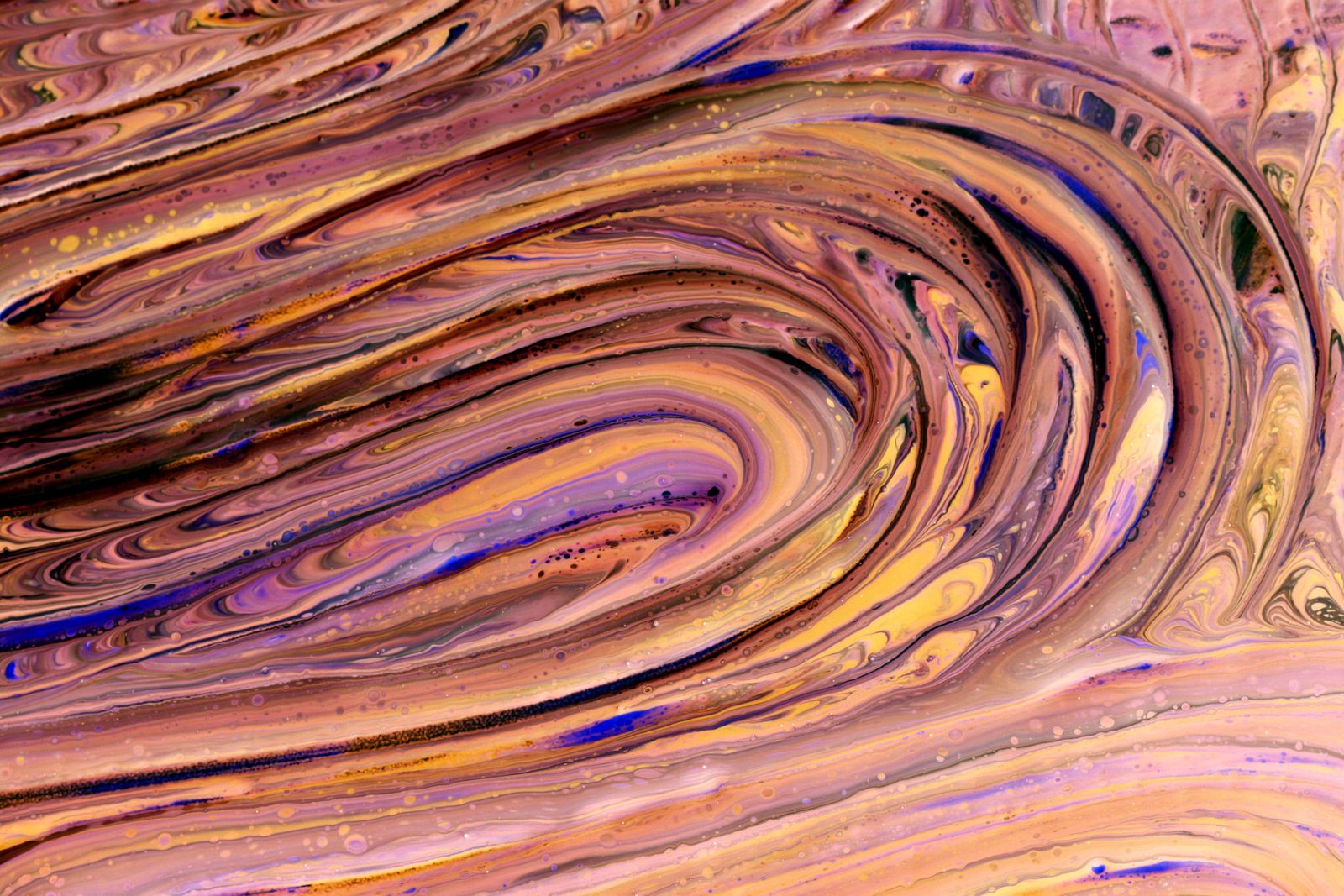 Soft marbled pigment in clay and mauve — photo by Landiva Weber on Pexels