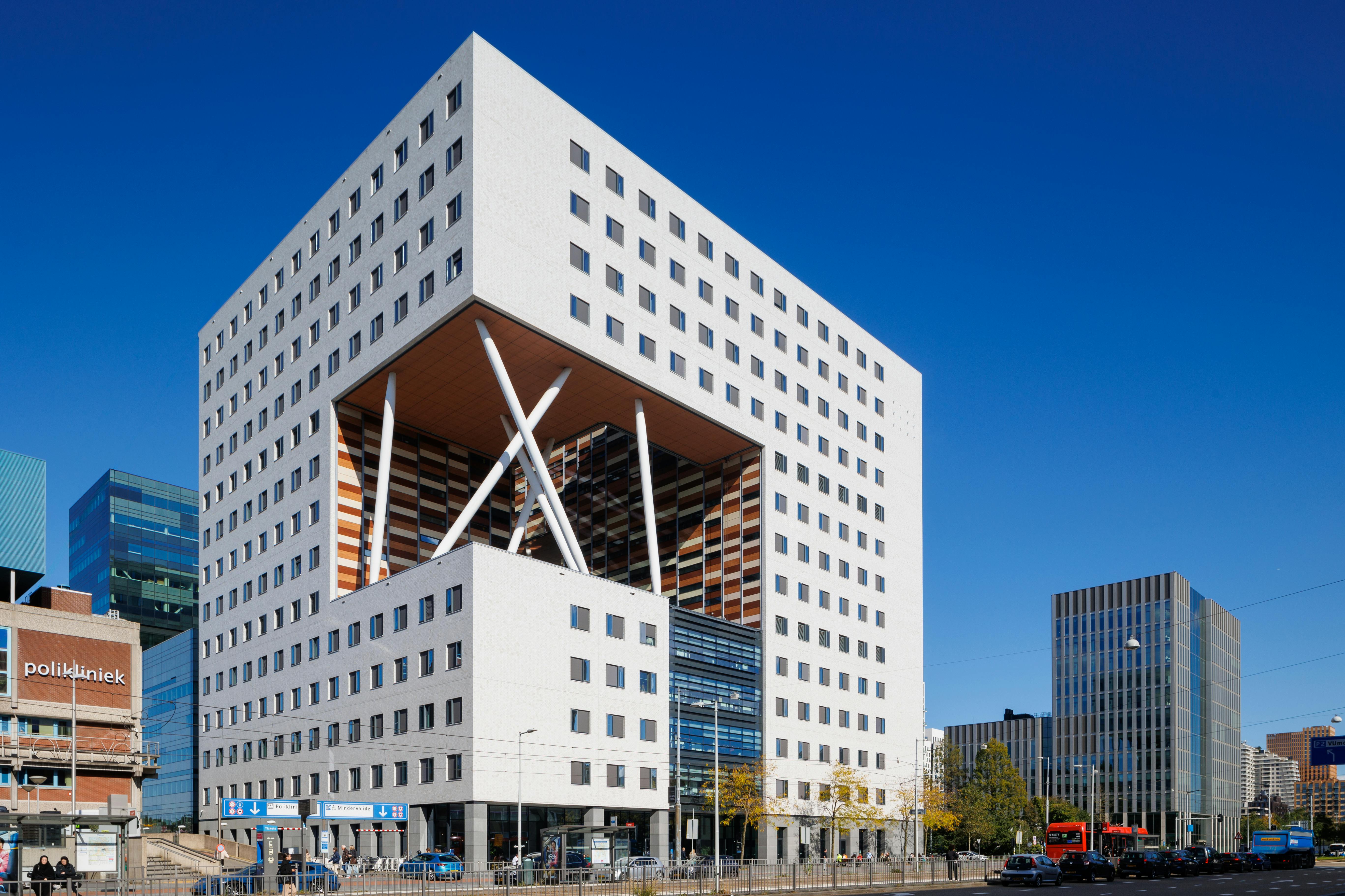 Amsterdam'ın modern iş merkezinde çalışan profesyonelleri ve kariyer fırsatlarını temsil eden şehir manzaralı bir ofis görseli.