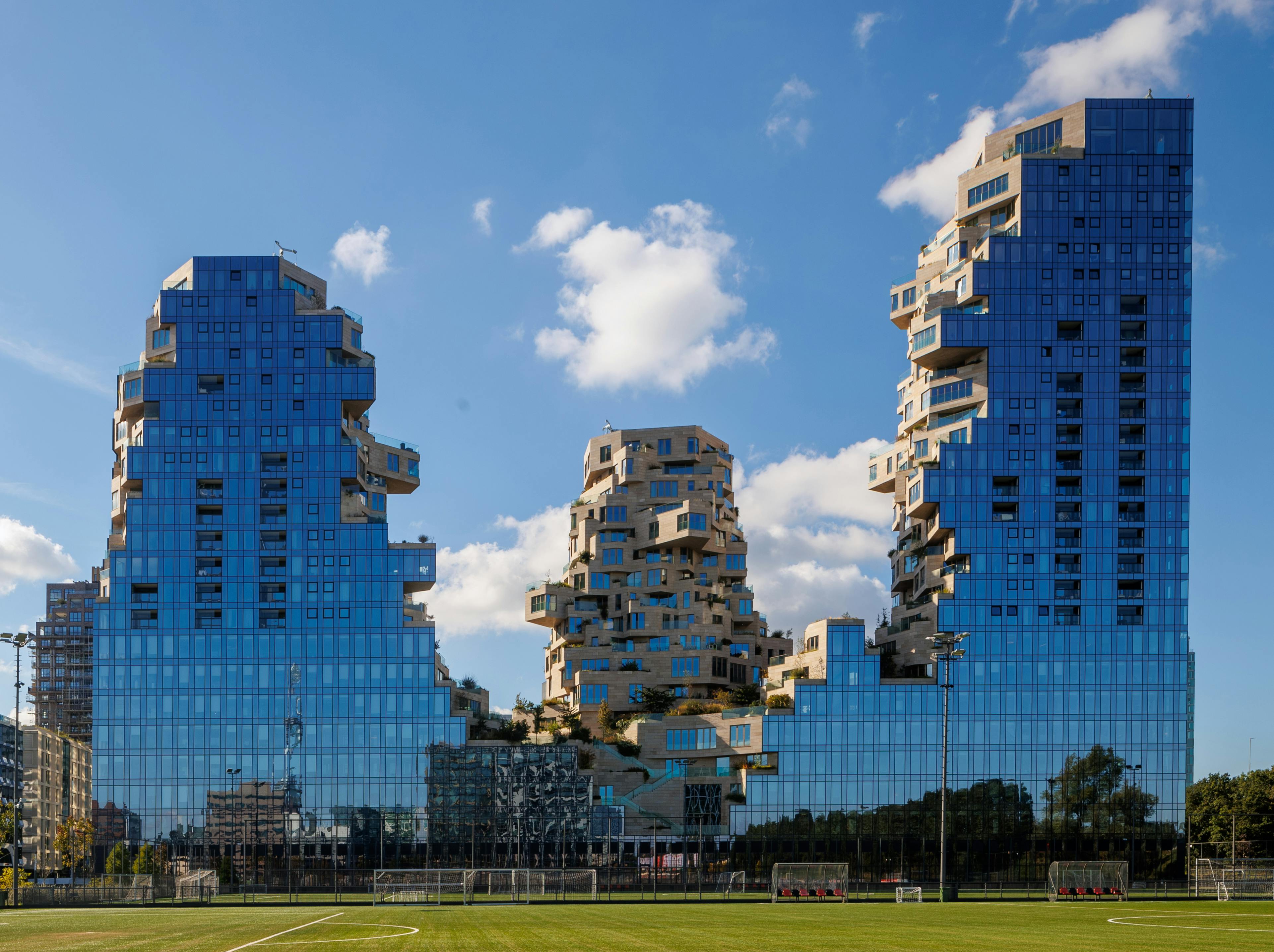 Hollanda'nın modern iş dünyasını, gelişen teknoloji sektörlerini ve kariyer fırsatlarını temsil eden profesyonel bir çalışma ortamı ve şehir manzarası.