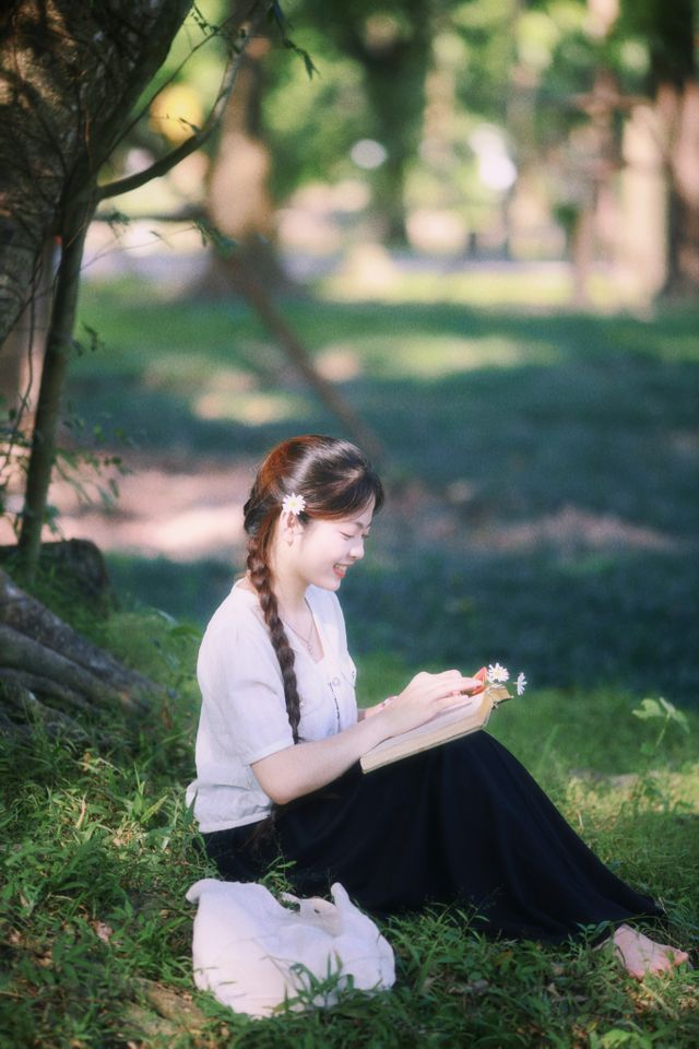 Mulher em um momento tranquilo à sombra das árvores em um parque.