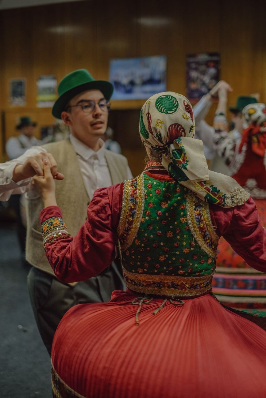 Maestrul coregraf Viorel Nistor în timpul unui spectacol de dans popular Maestrul coregraf Viorel Nistor în timpul unui spectacol de dans popular