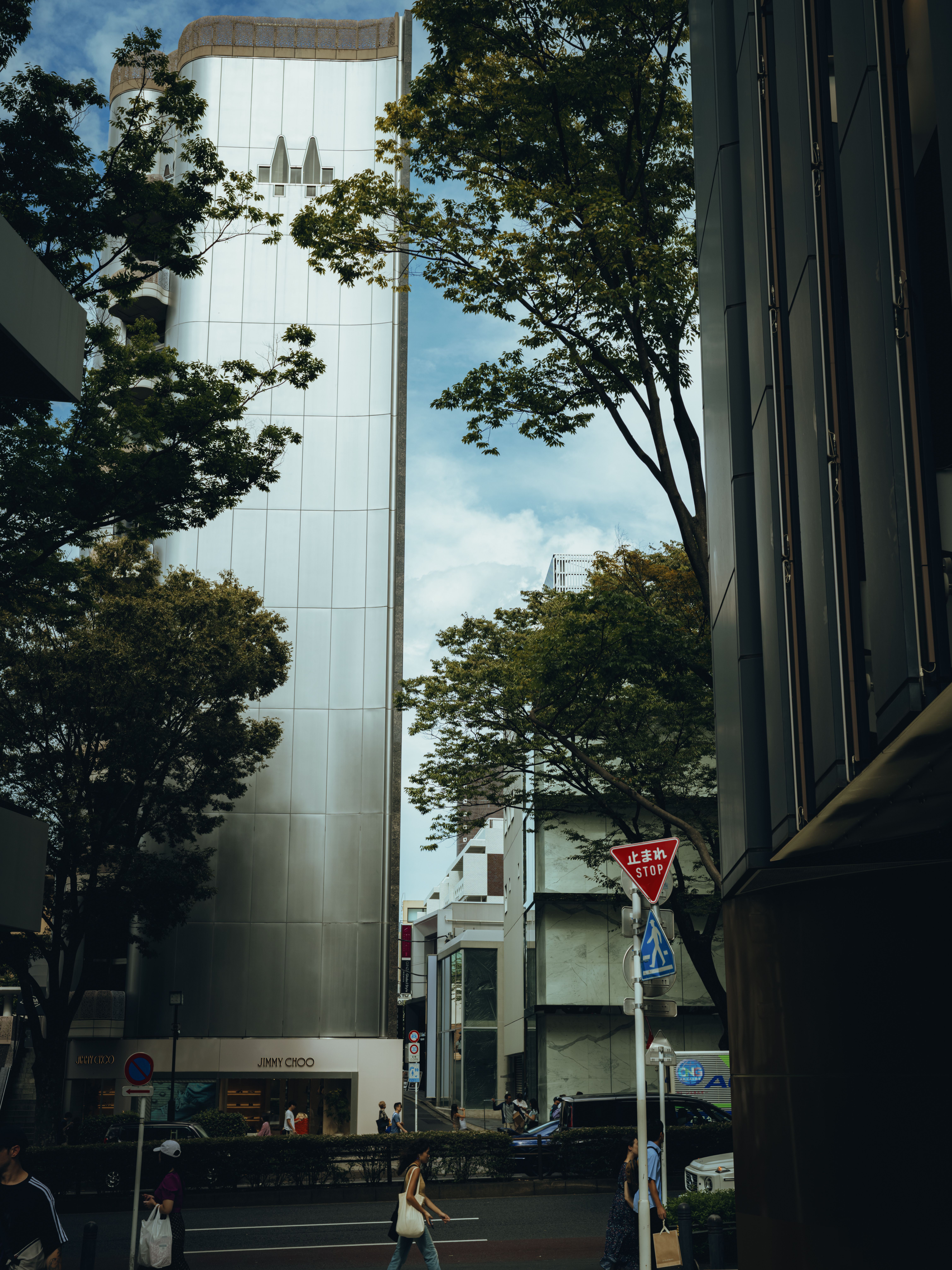 Urban Street Scene with Modern Architecture · Free Stock Photo