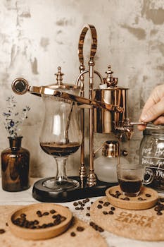 在舒适的环境中，老式浓缩咖啡机冲泡出的咖啡杯，彰显着永恒的魅力