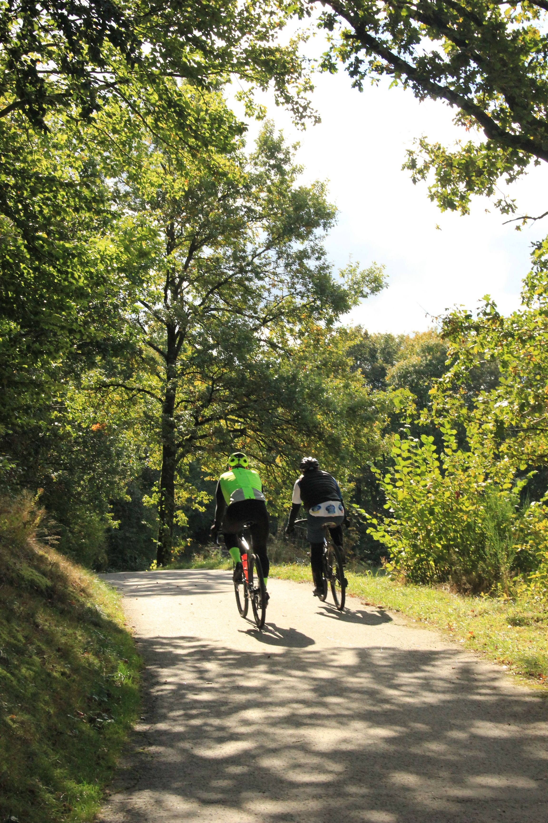 Guide et une personne sur VTT