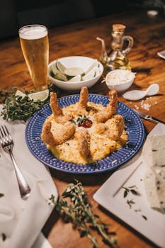 在乡村餐桌上，享用美味的炸虾和啤酒，搭配意大利调味饭