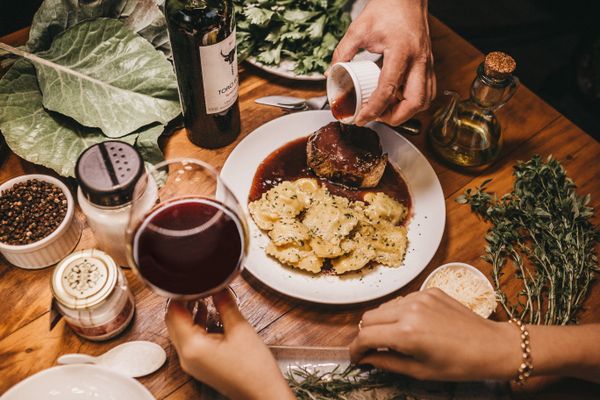 Restaurant tradițional unguresc din Budapesta cu mâncare tradițională