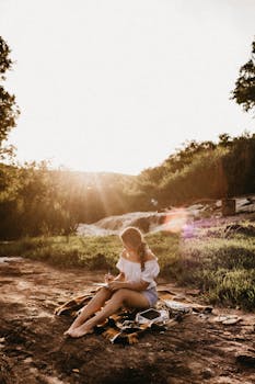 阳光明媚的日子里，一个女人在瀑布附近放松，周围是自然和宁静