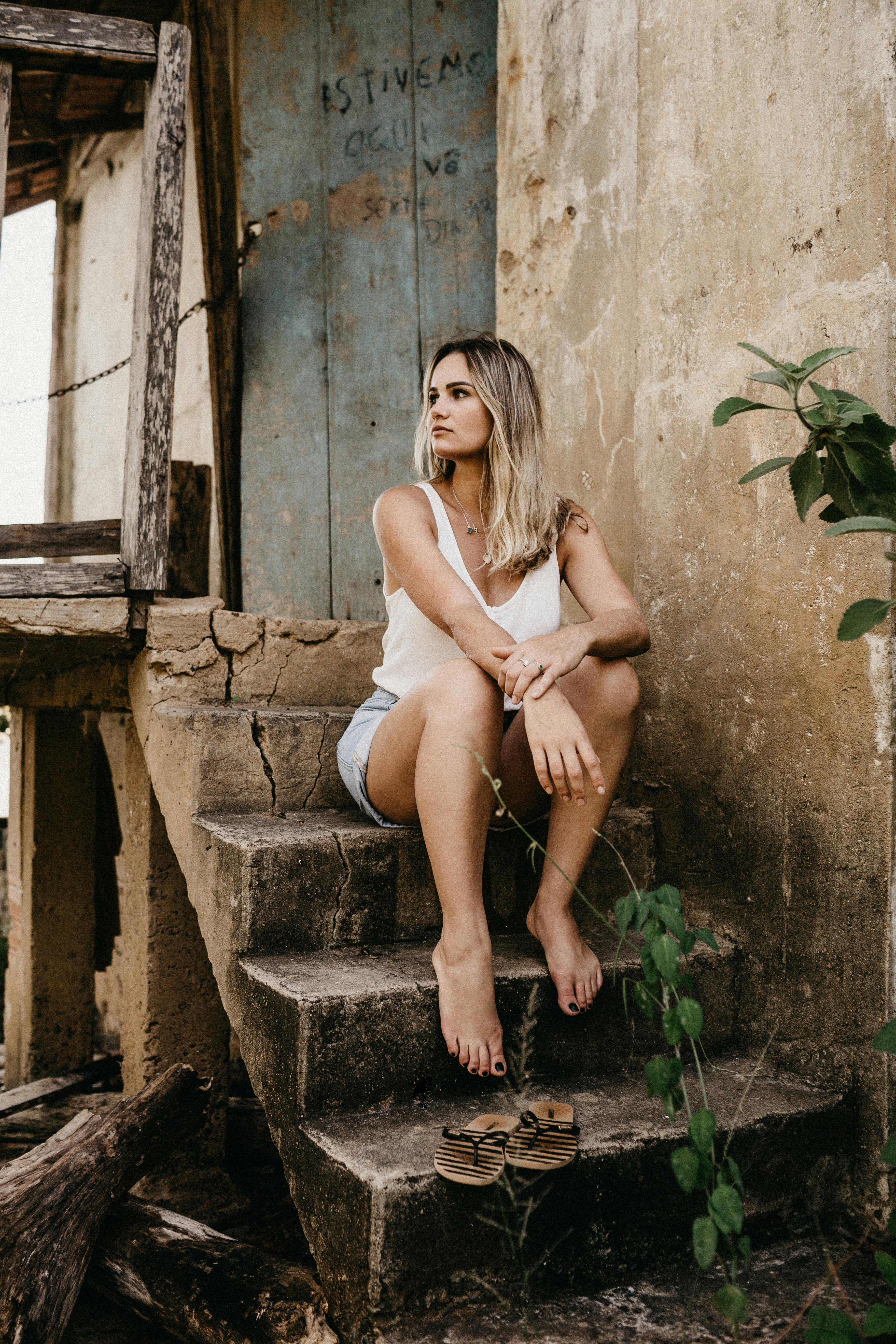 Meninas Bonitas Que Relaxam Em Escadas De Madeira Foto de Stock - Imagem de  beleza, estudantes: 49400678