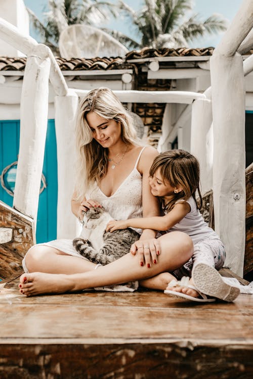 Femme Et Son Enfant Assis Tout En Tenant Un Chat