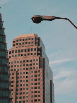 从低视角看现代高层建筑立面与蓝天灯柱