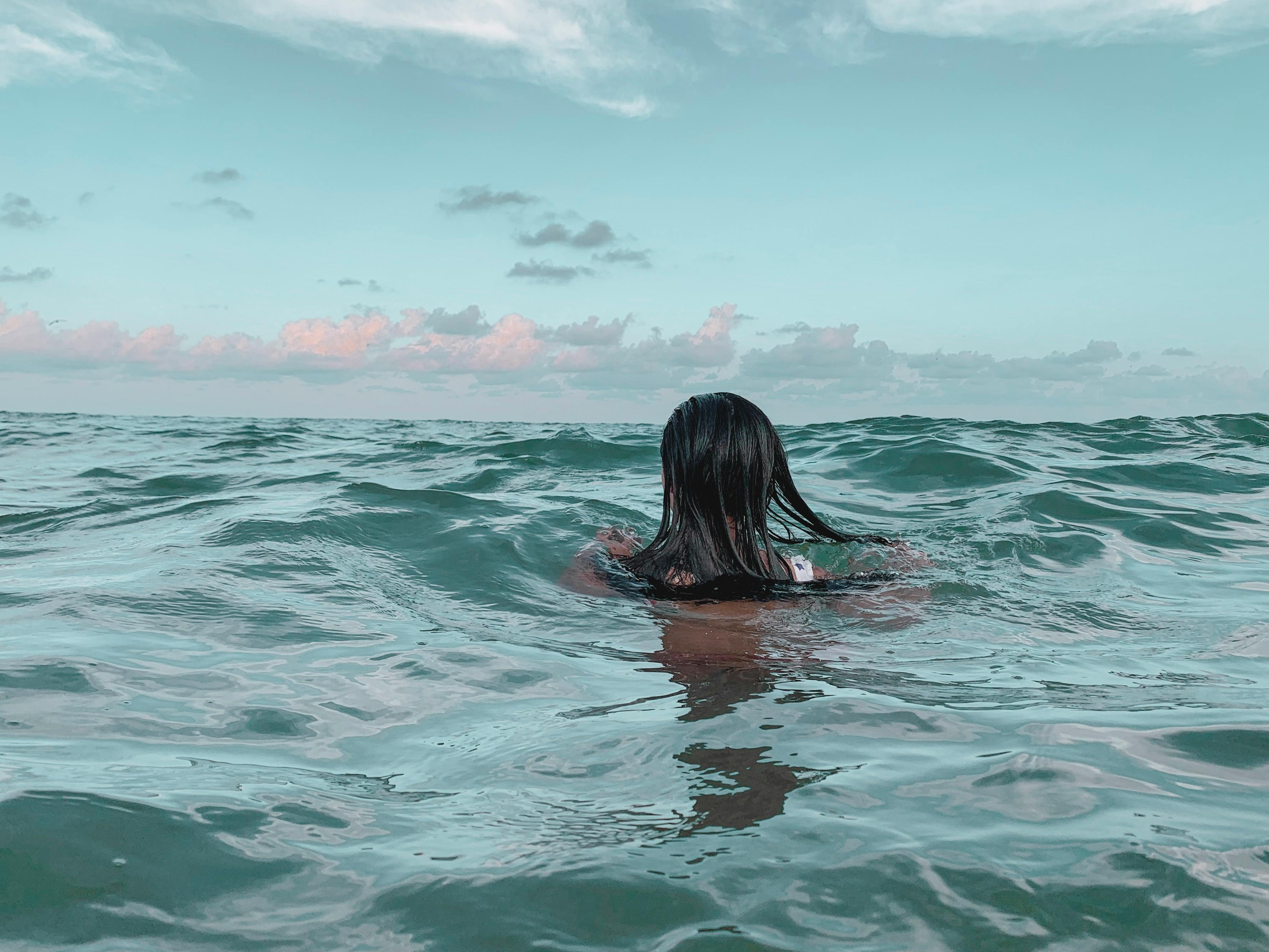 Ruckansicht Frau Im Gewasser Kostenloses Stock Foto