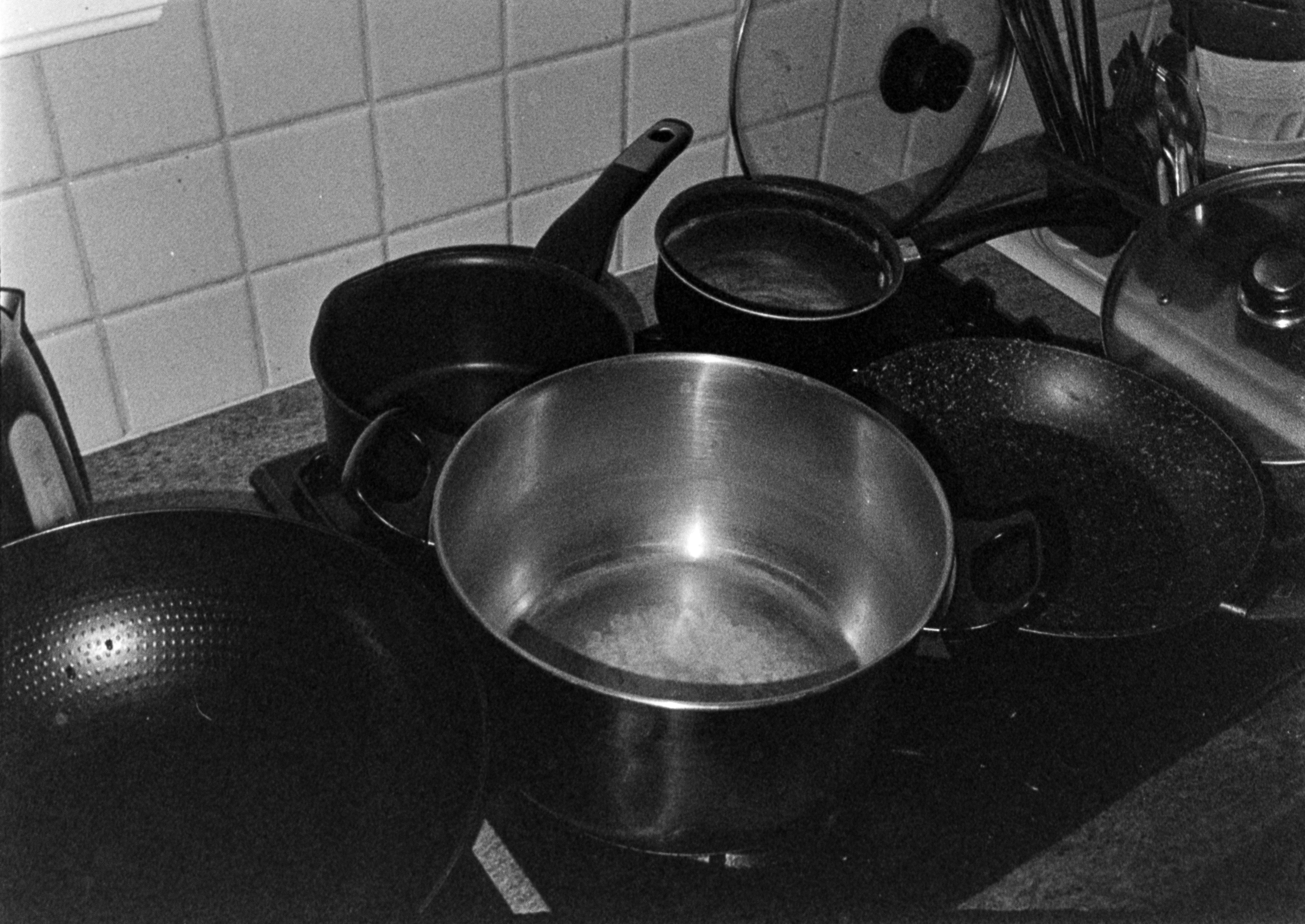 home cooking cookware essentials — Photo by Bingqian Li on Pexels