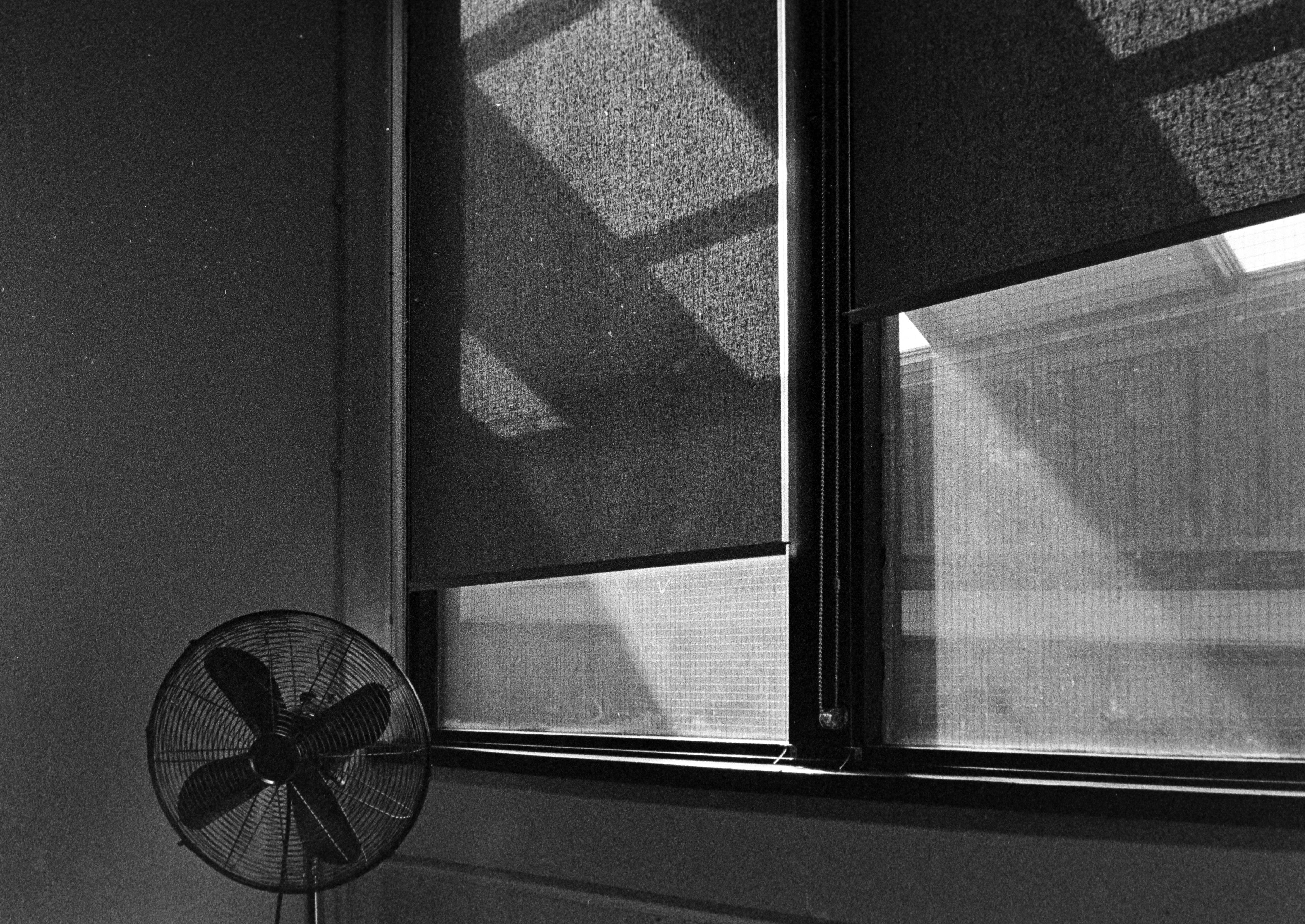 Standventilator am geöffneten Fenster für nächtliche Querlüftung in einer Wohnung
