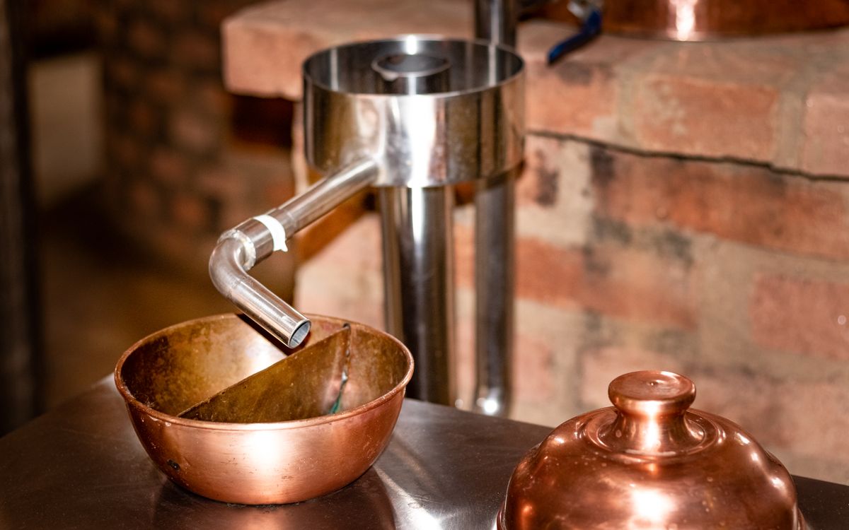 Alambicuri din cupru pentru distilarea uleiului esential de trandafir de Damasc - Little Paris Atelier