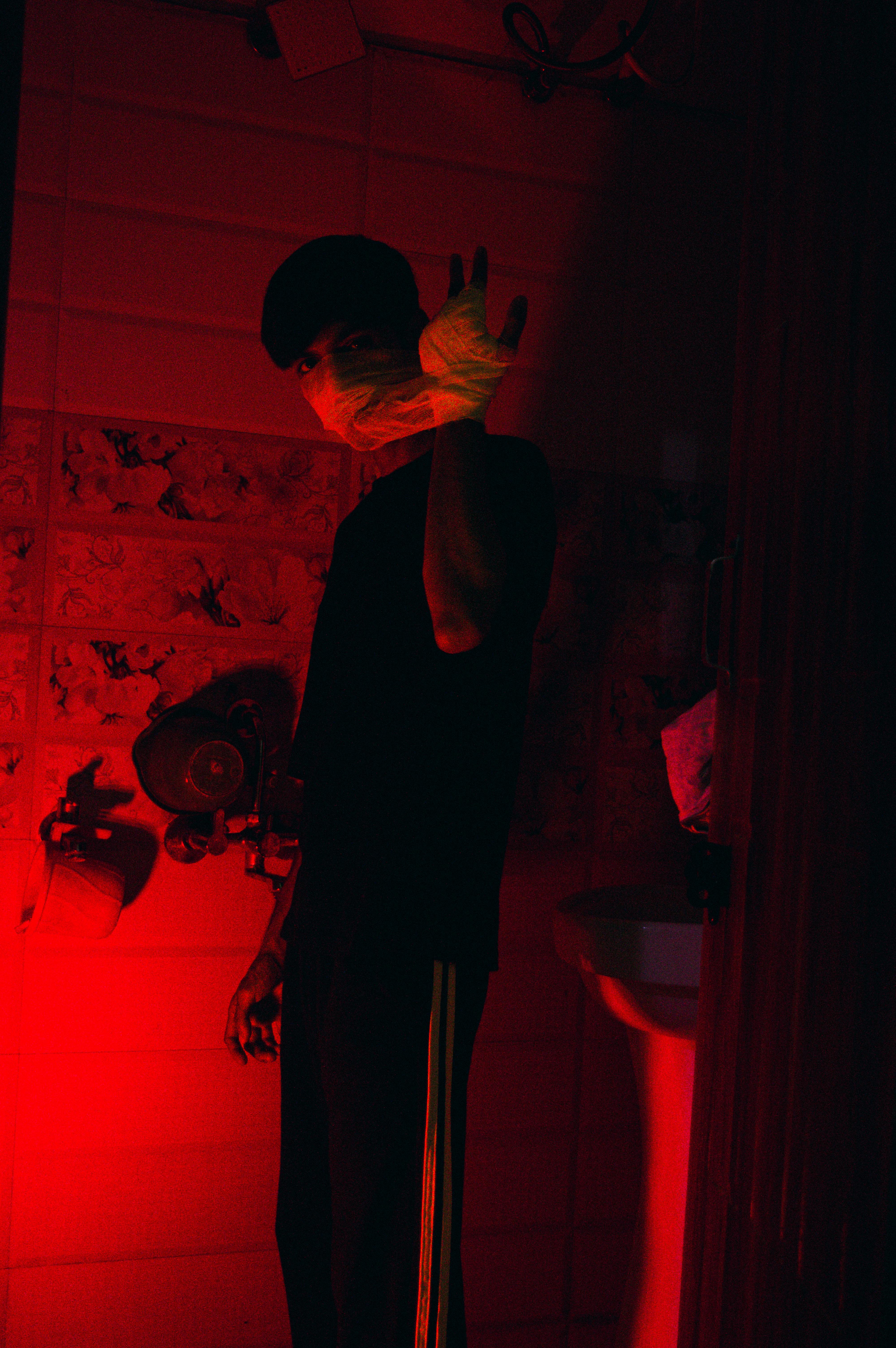 Gratuit Une Figure Mystérieuse Dans Une Pièce éclairée En Rouge Photos