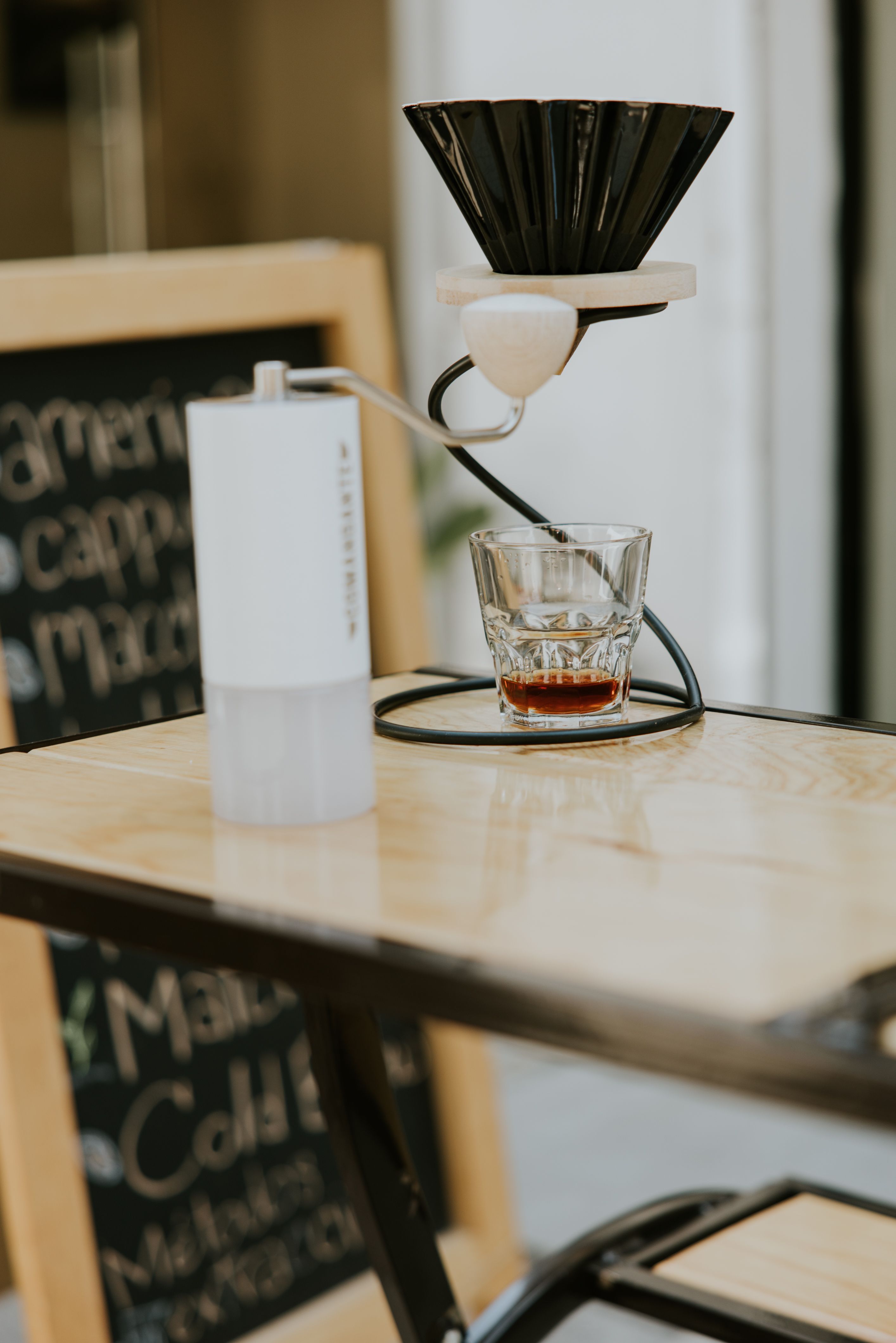 Gratis Elegante Configurazione Del Dripper Per Caffè Versato Foto a disposizione
