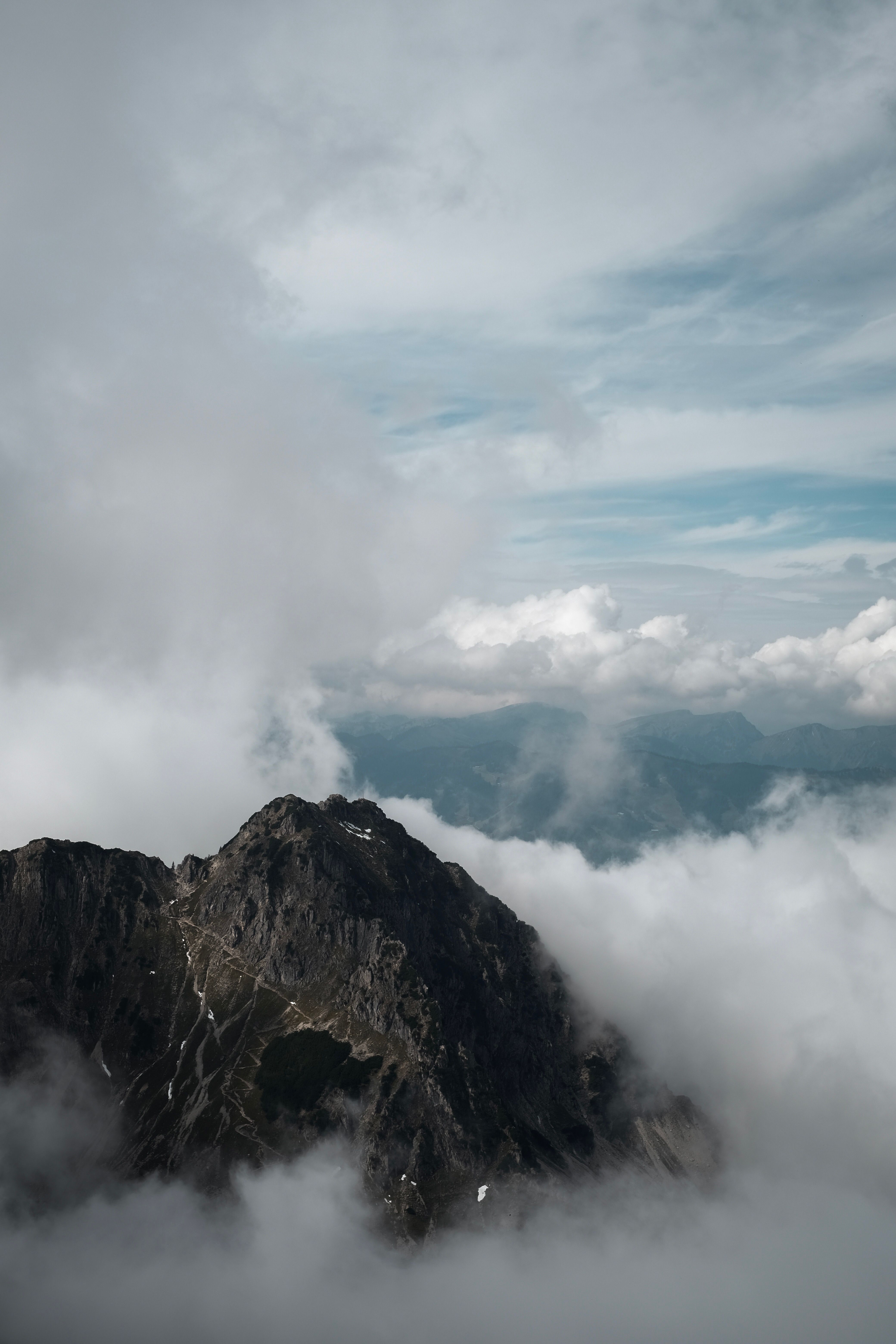 免費 雲霧繚繞的雄偉山峰 圖庫相片