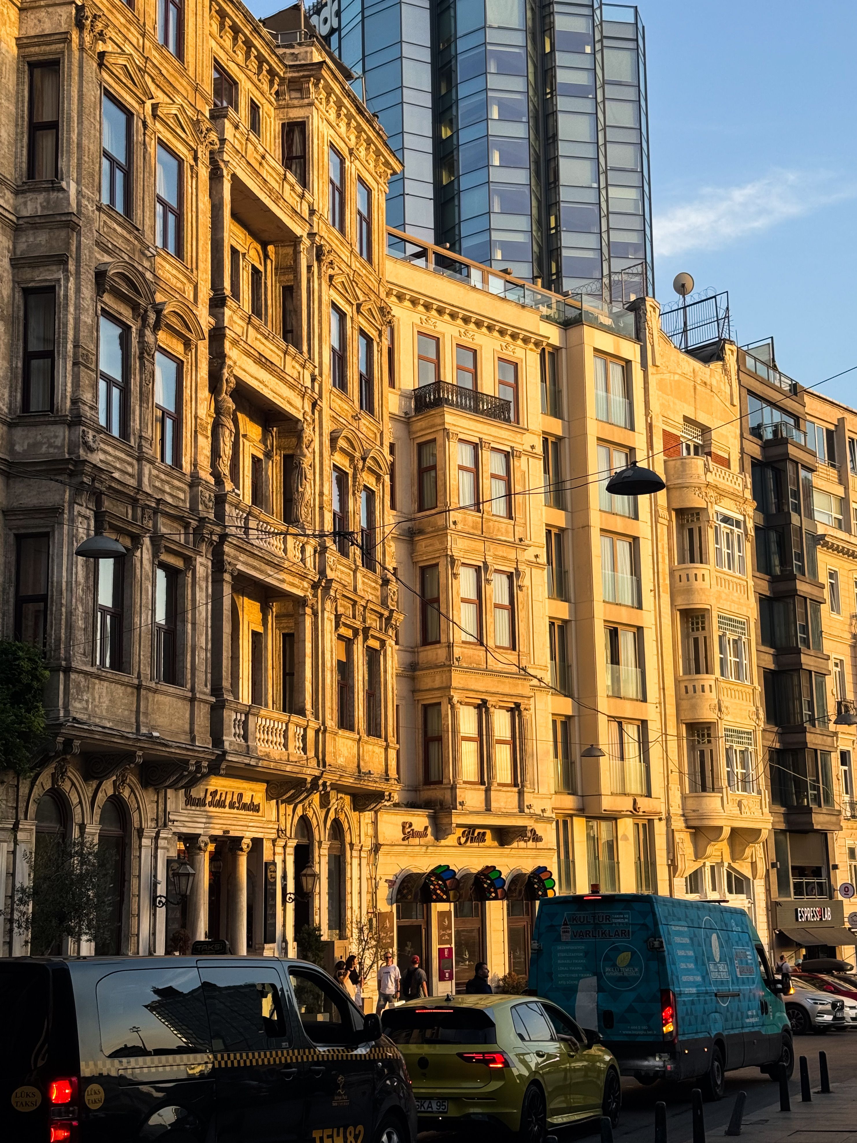 Historic Beyoğlu Street at Sunset in İstanbul · Free Stock Photo