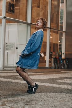 时尚女性在城市背景下展现时尚风采